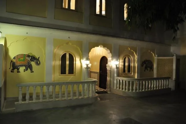 Facade/entrance in Khatu Haveli
