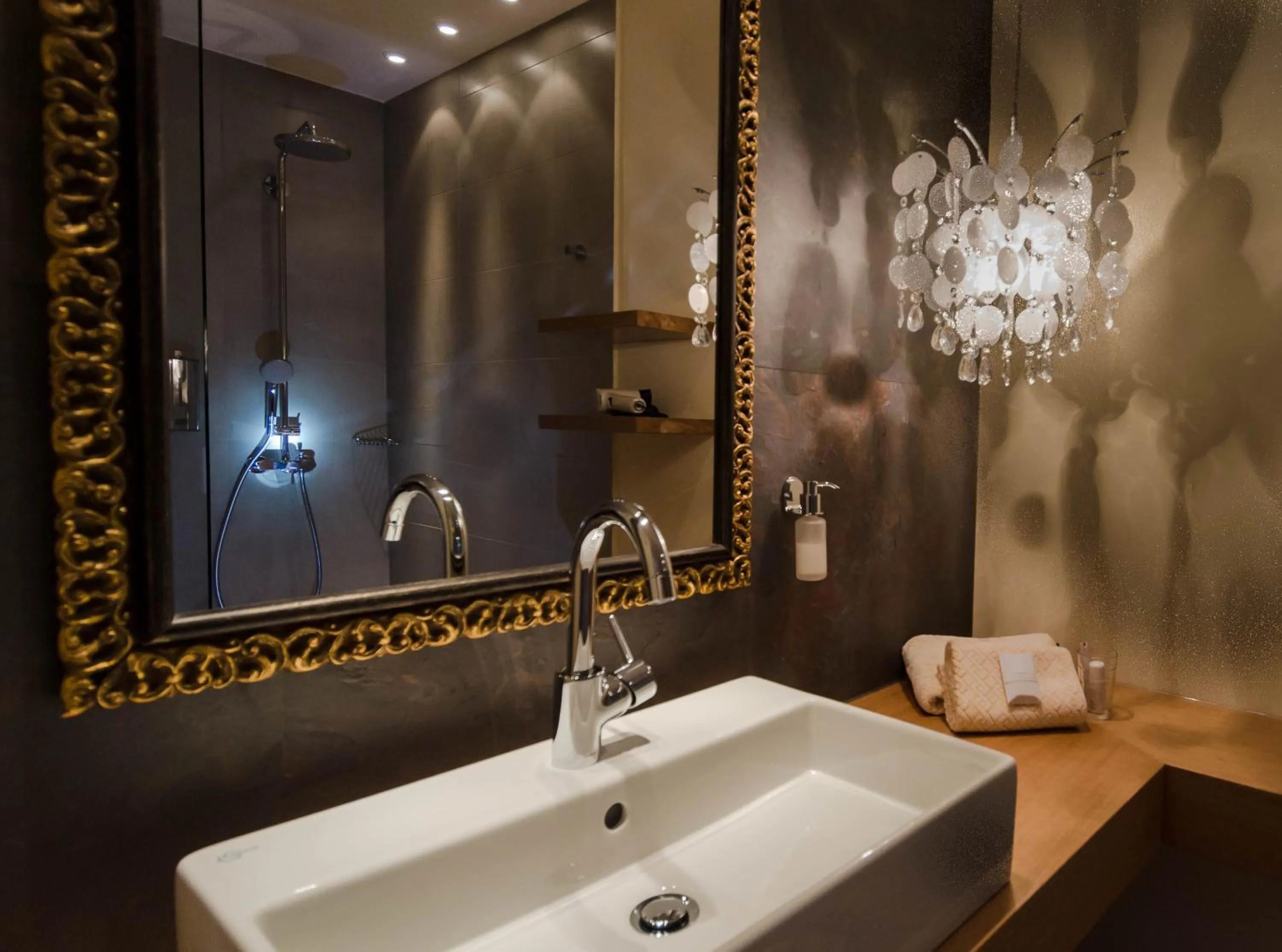 Bathroom in Hotel Post