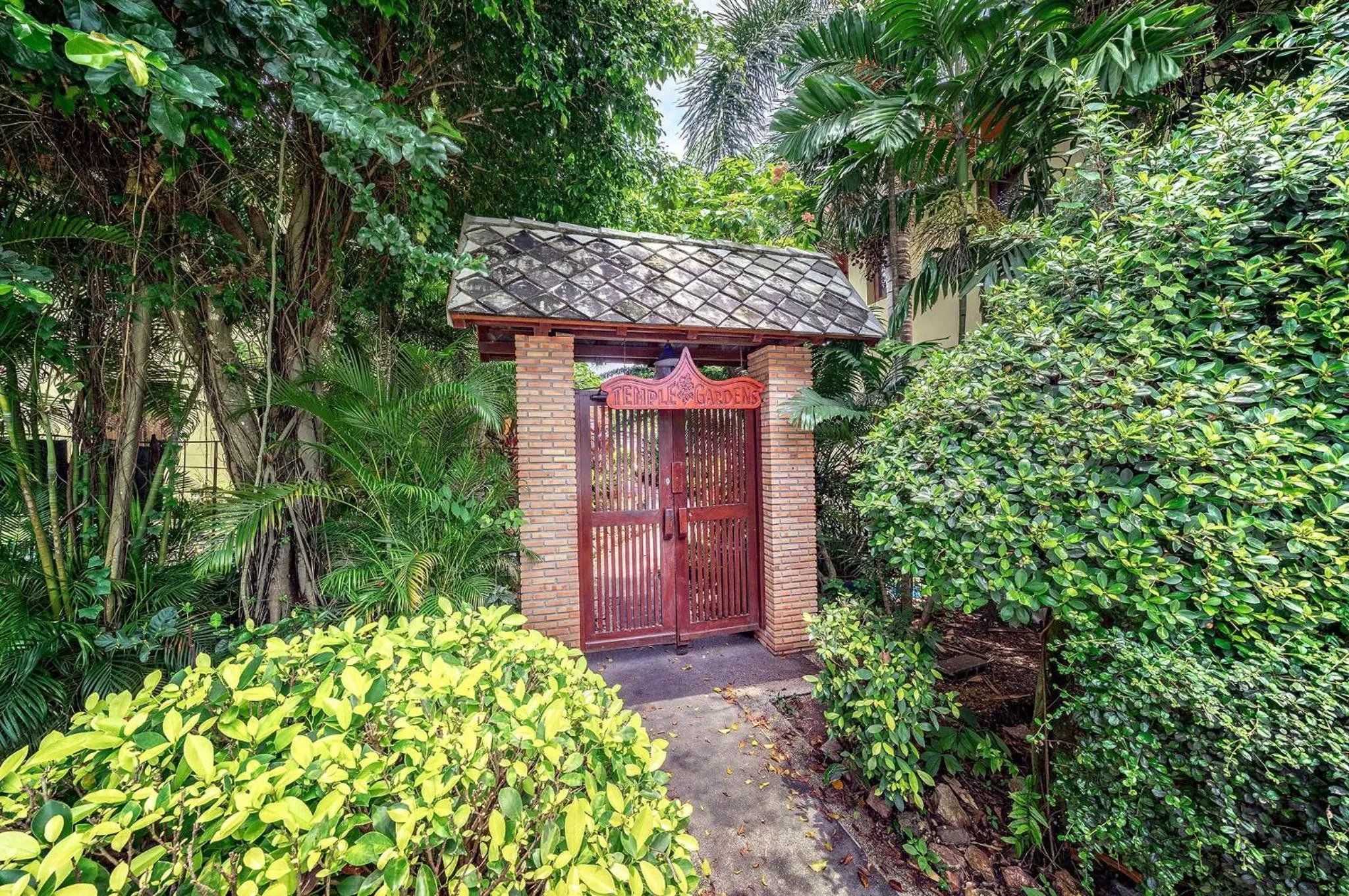 Facade/entrance in Temple Gardens