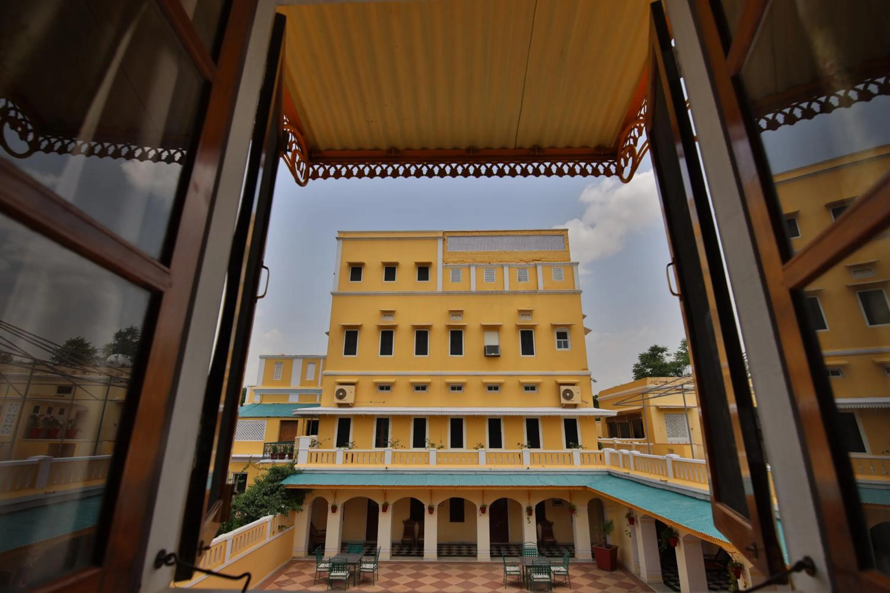 Inner courtyard view in Roop Niwas Kothi, Near Mandawa