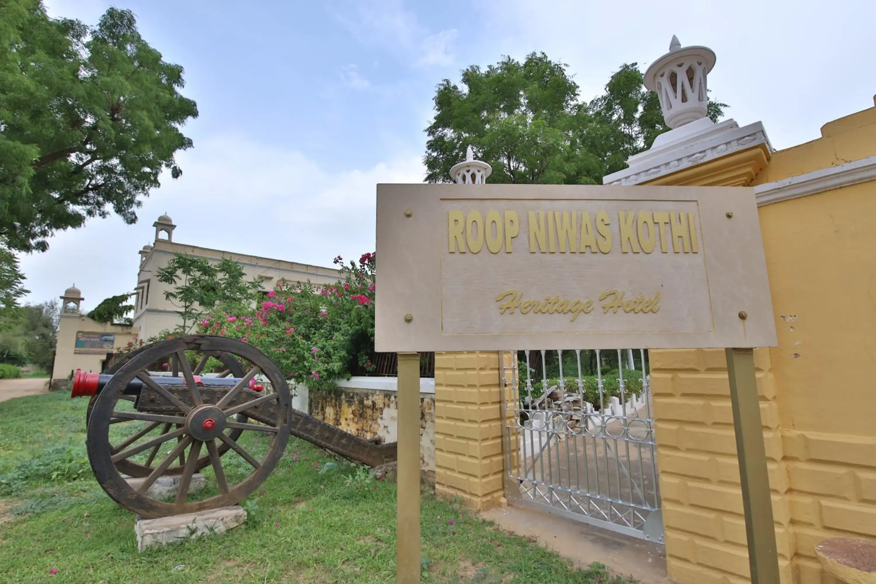 Facade/entrance in Roop Niwas Kothi, Near Mandawa Facade/entrance in Roop Niwas Kothi, Near Mandawa