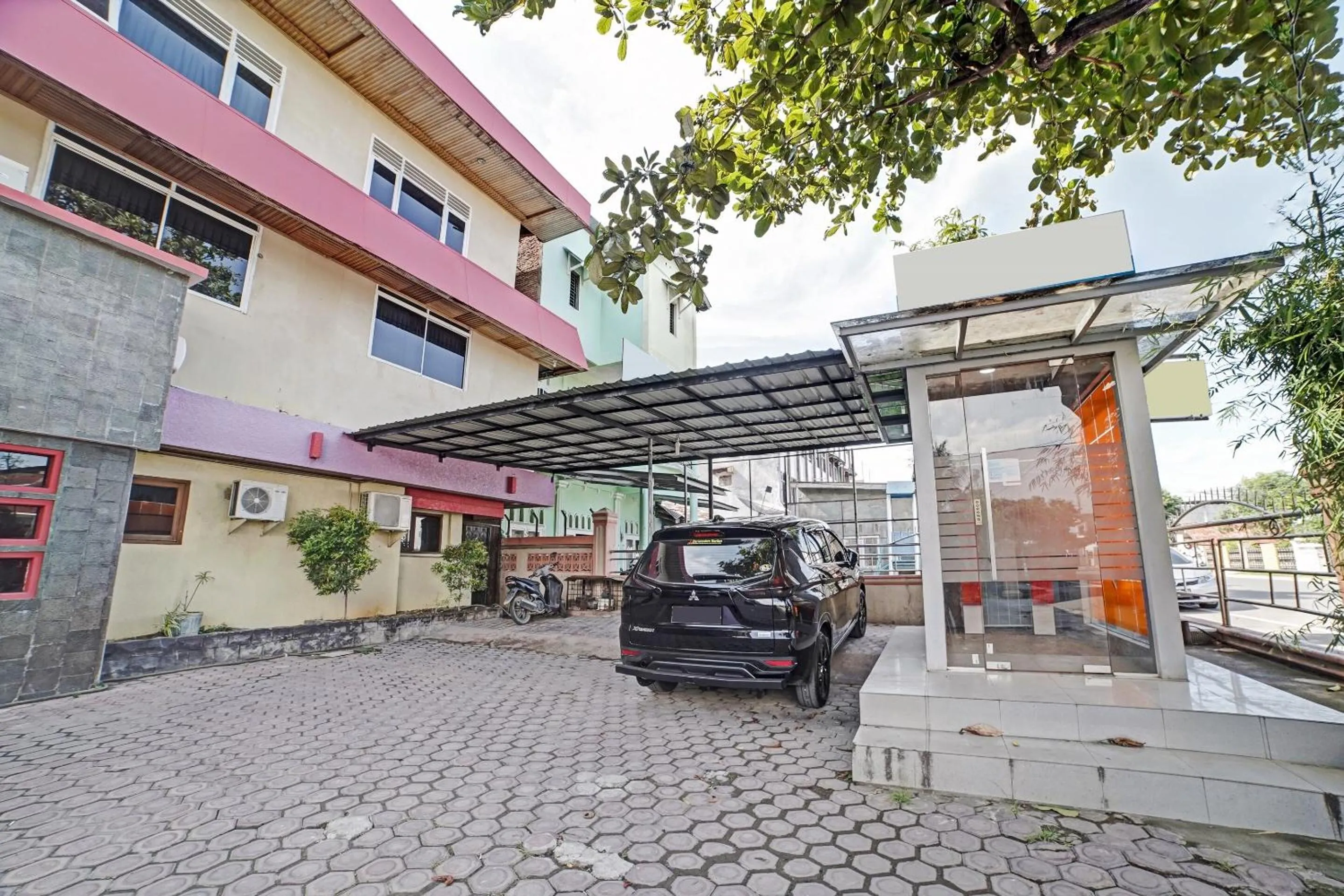 Facade/entrance in Hotel O Wisma Kuta Karang Baru
