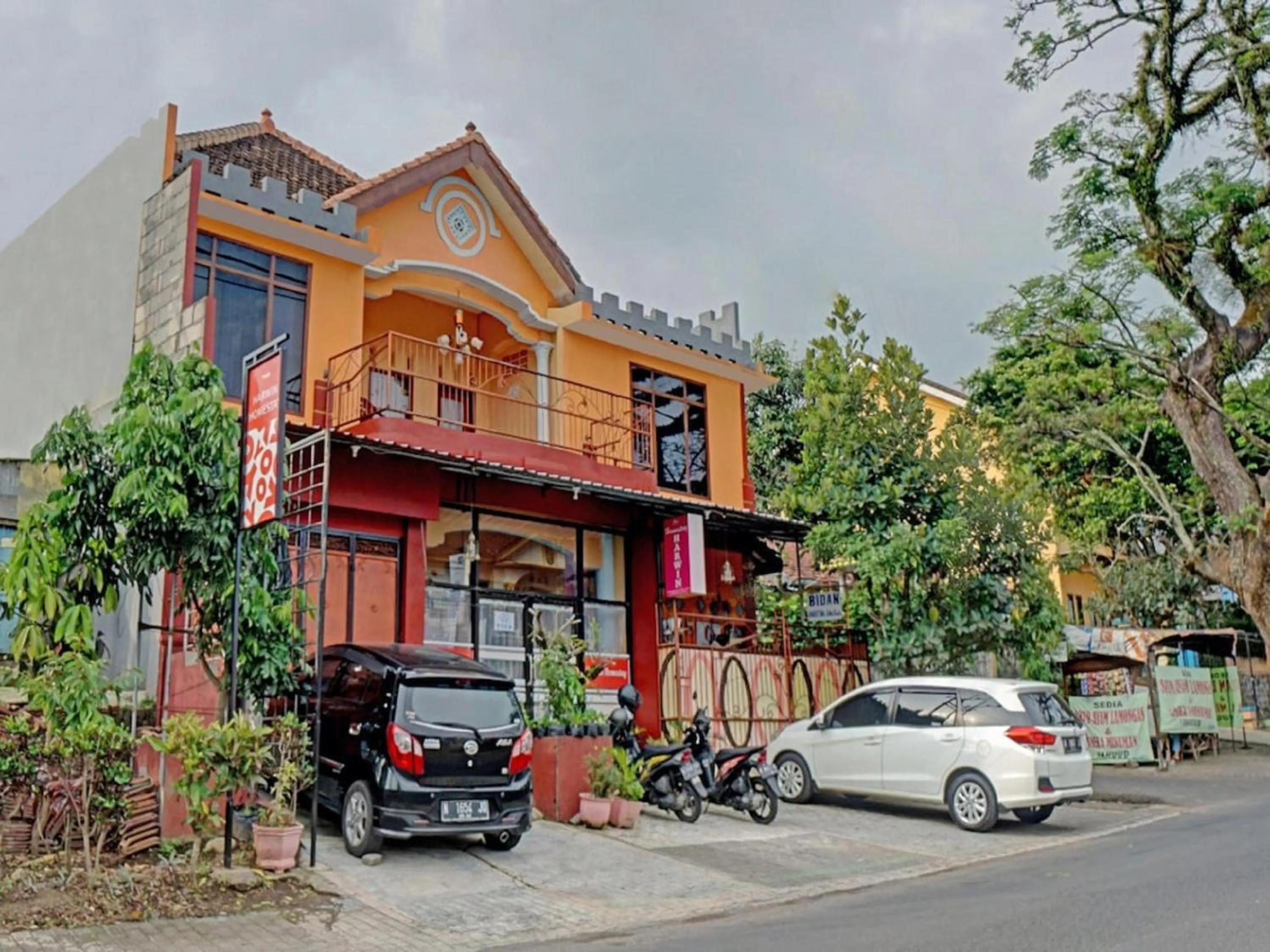 Property building in Hotel O Harwin Homestay