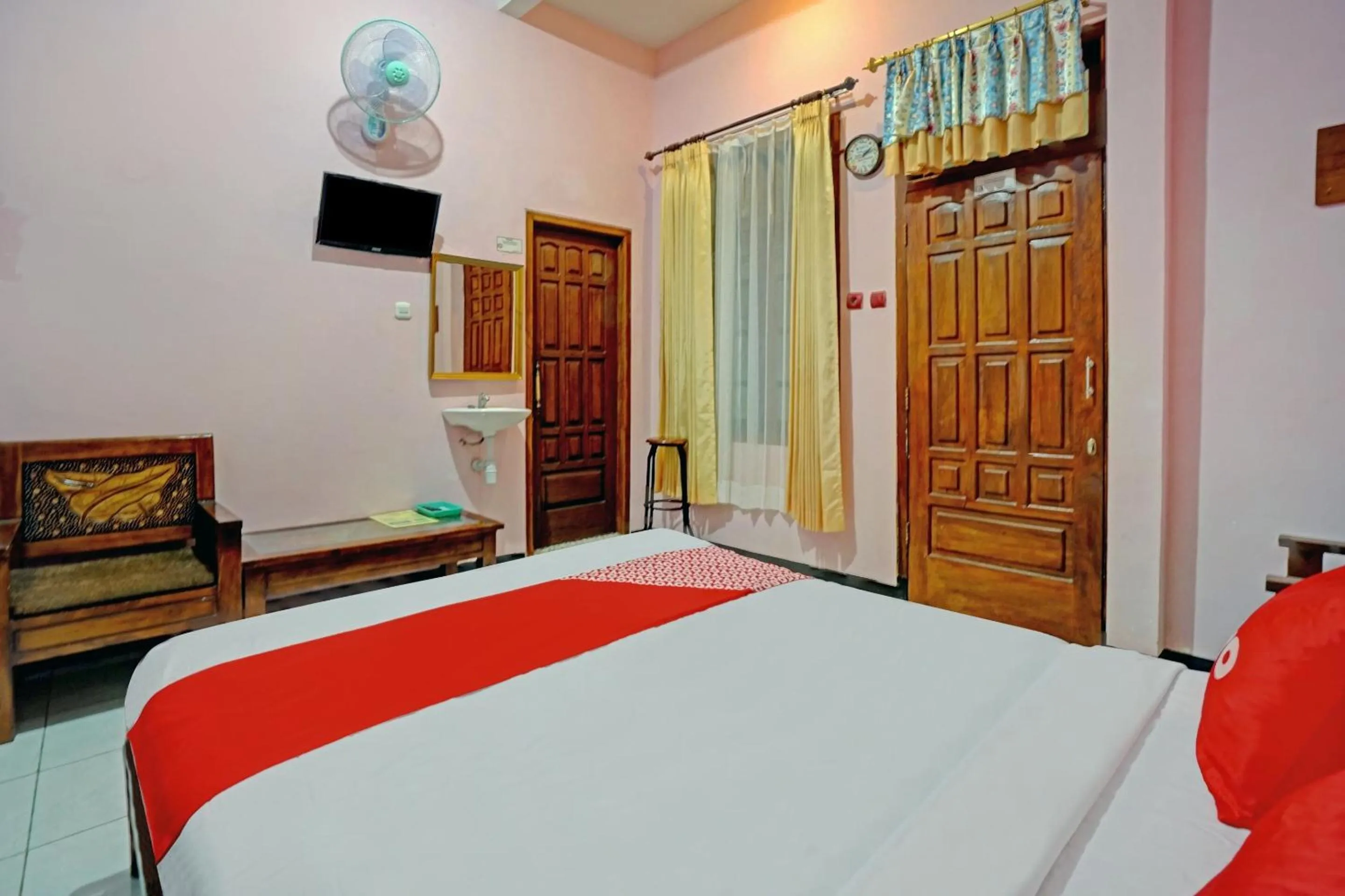 Bedroom, Bed in Hotel O Harwin Homestay
