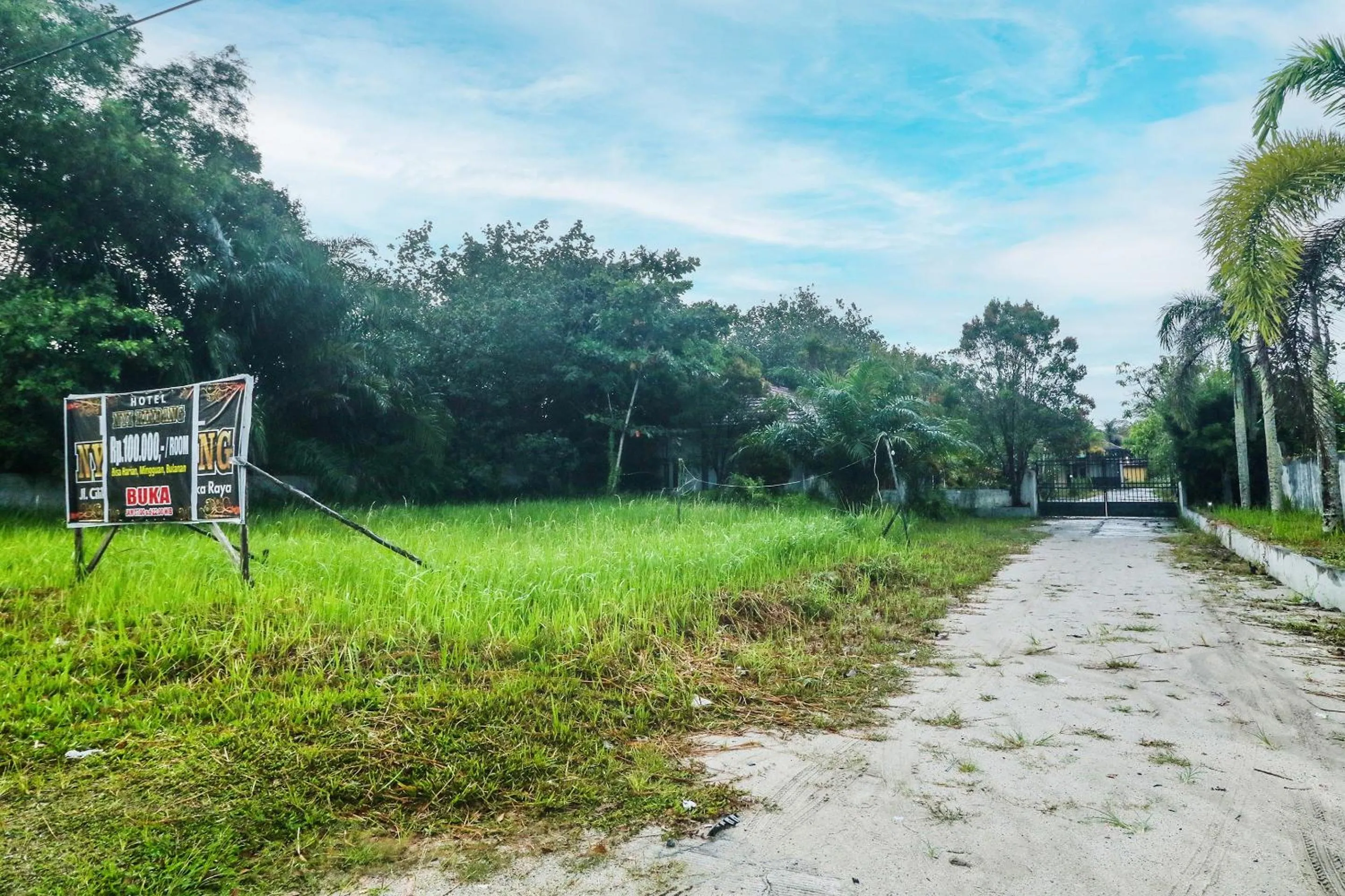 Facade/entrance in Hotel O Nyi Rindang Near Puskesmas Jekan Raya