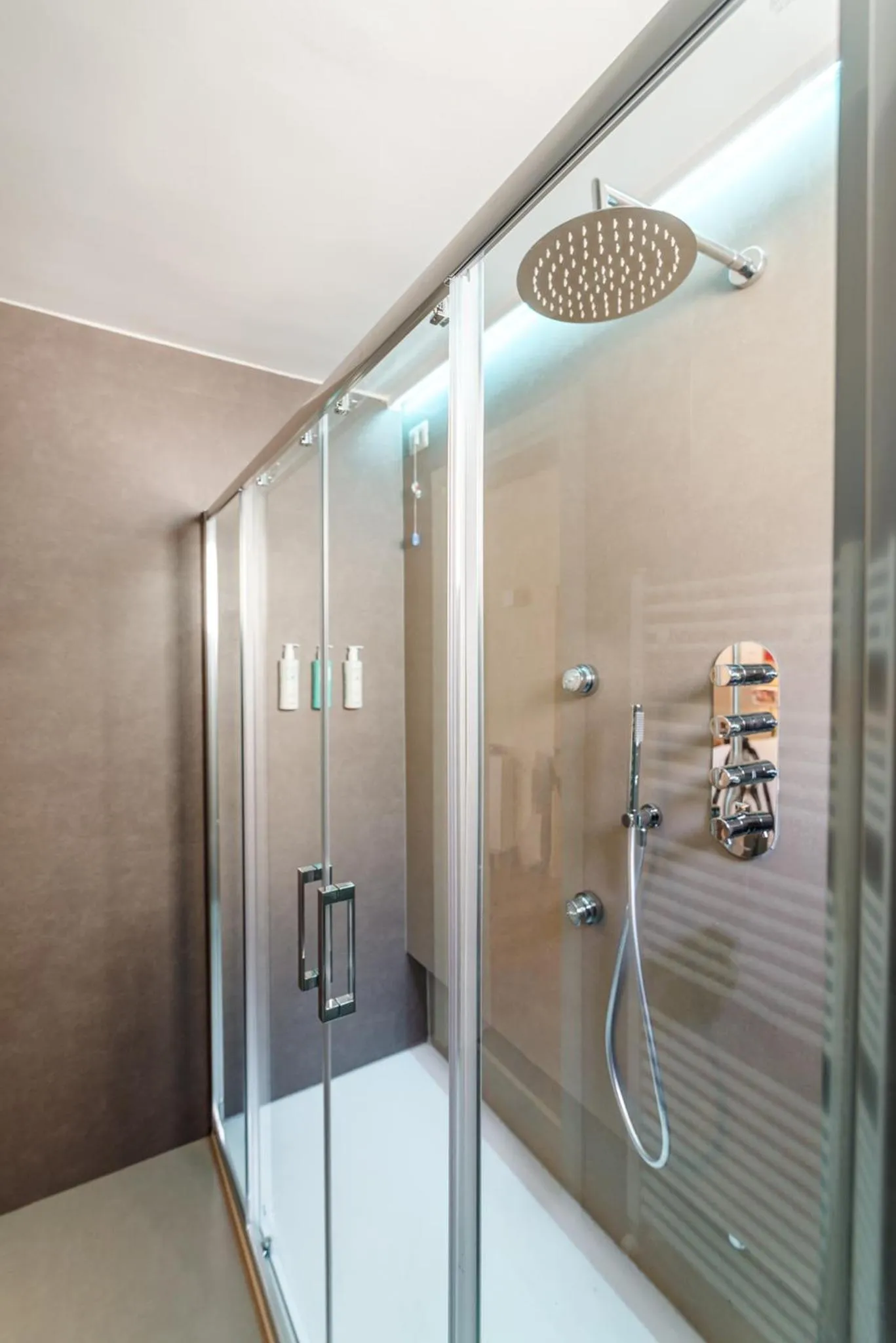 Shower in Aurora Boutique Hotel & Private SPA