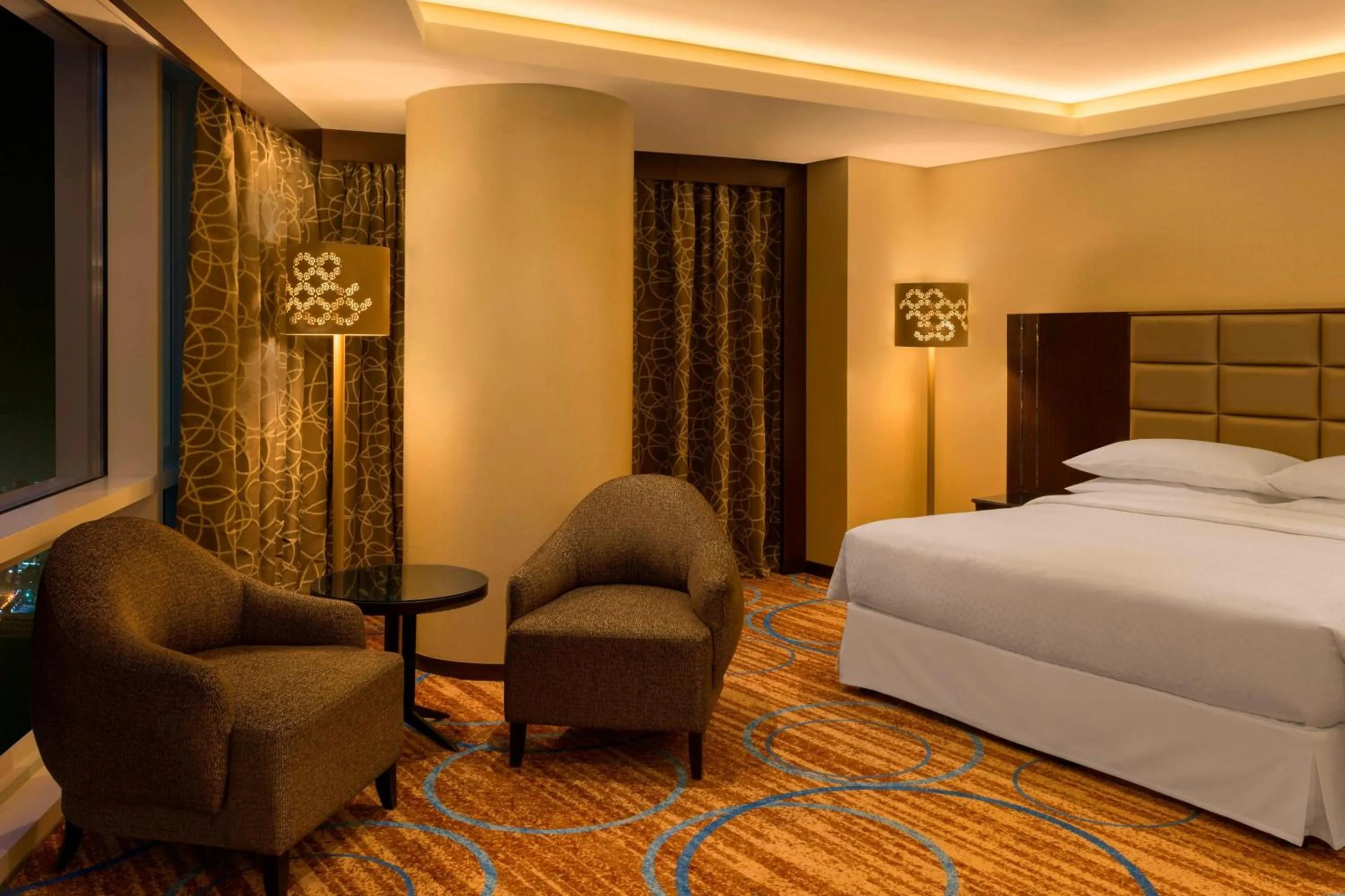 Photo of the whole room, Bed in Four Points By Sheraton Kuwait