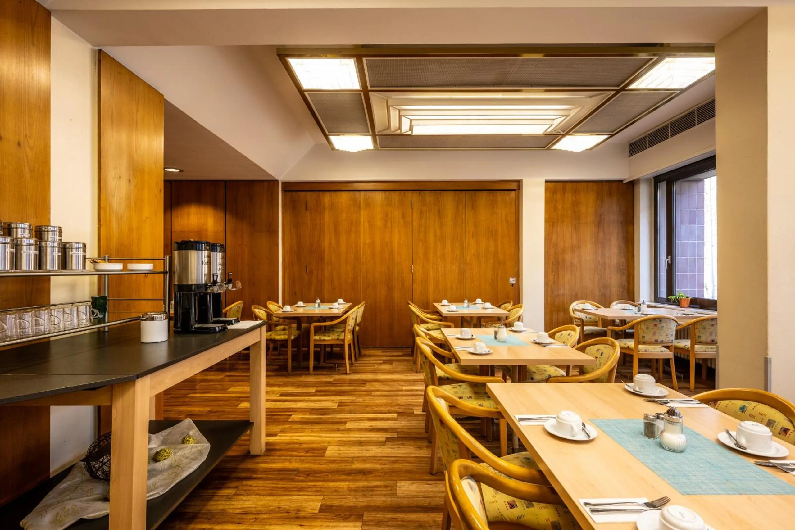 Restaurant/places to eat in Hotel Grunewald