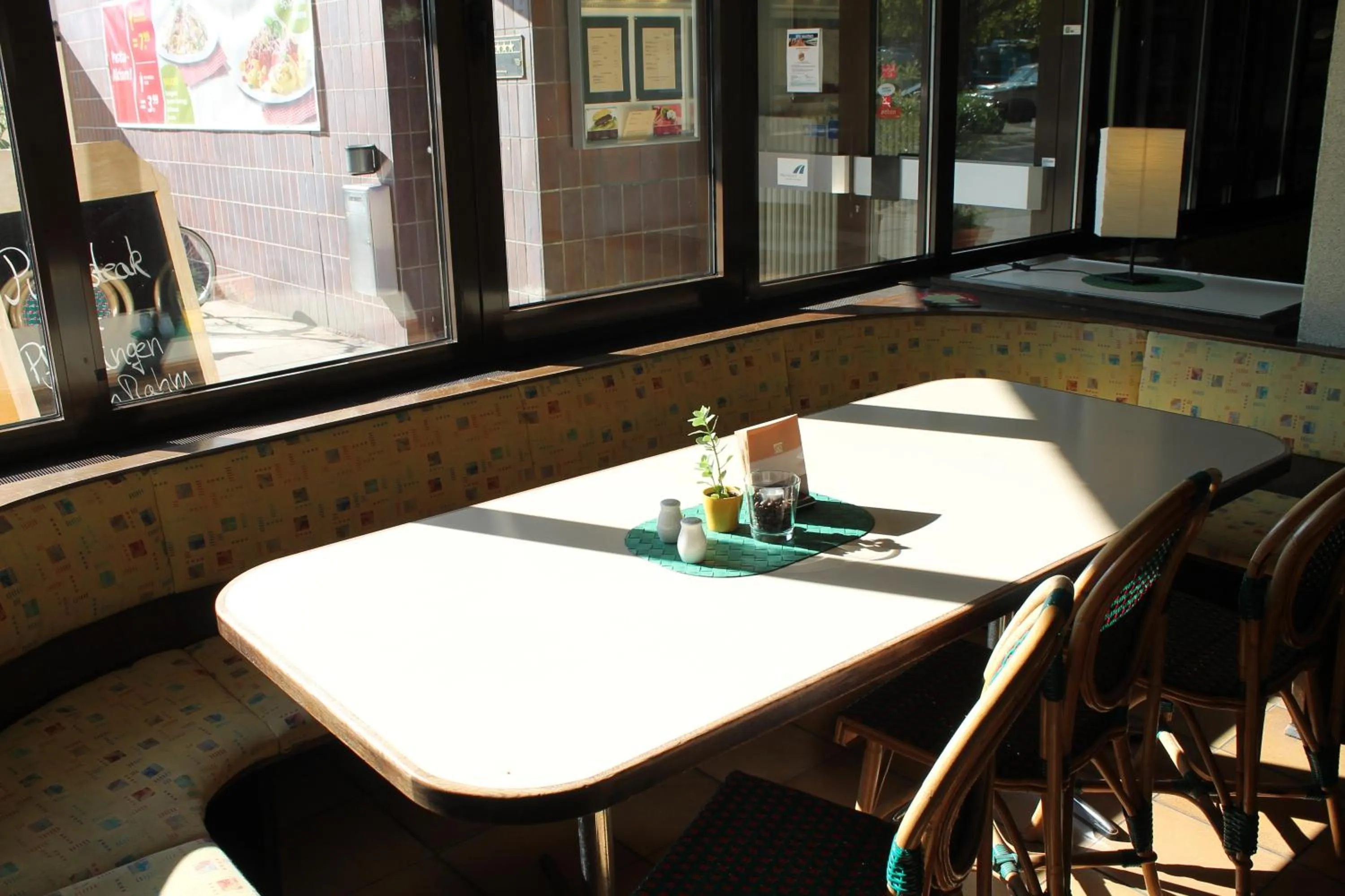 Restaurant/places to eat in Hotel Grunewald