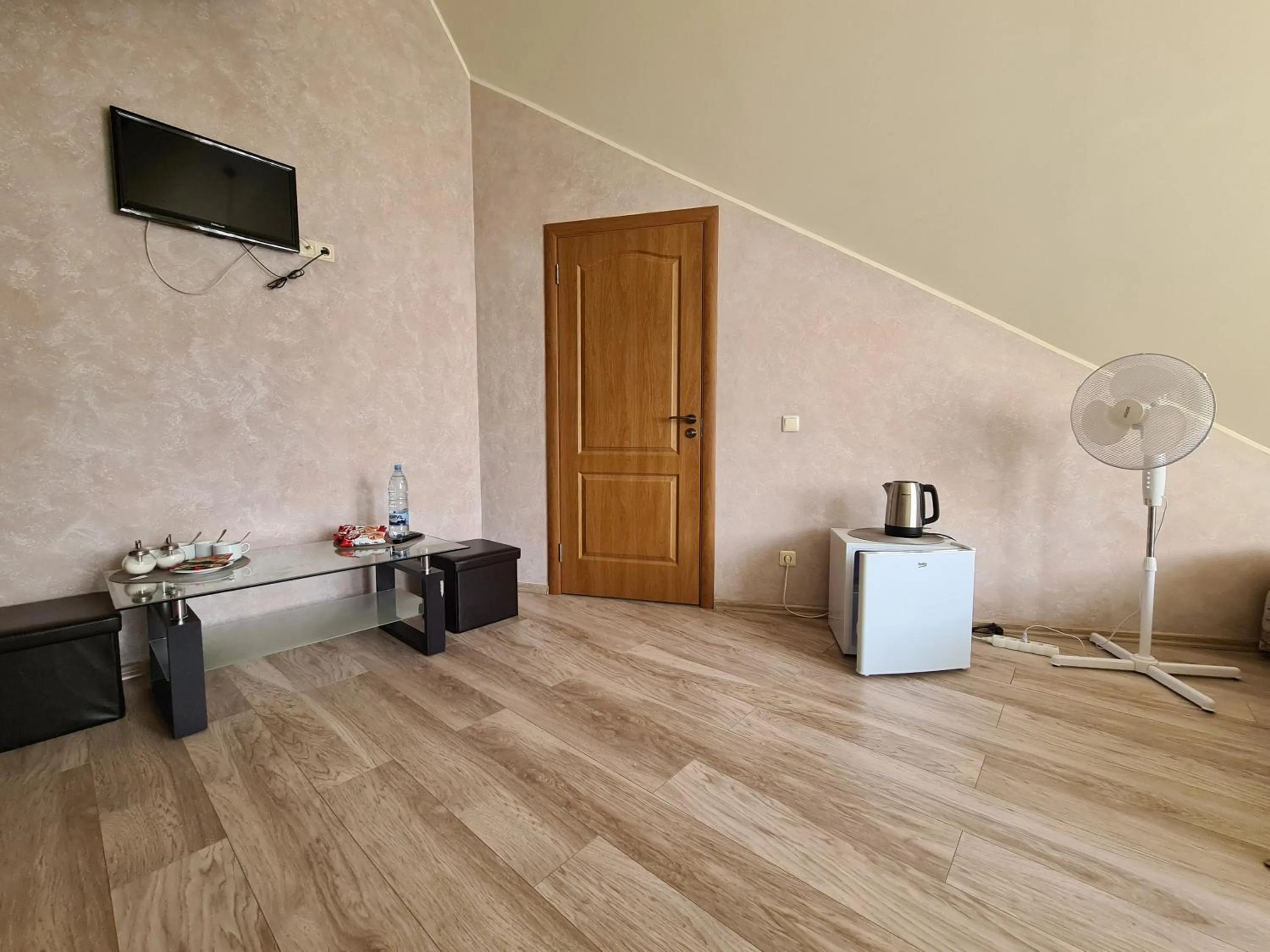 Photo of the whole room in Meldynas