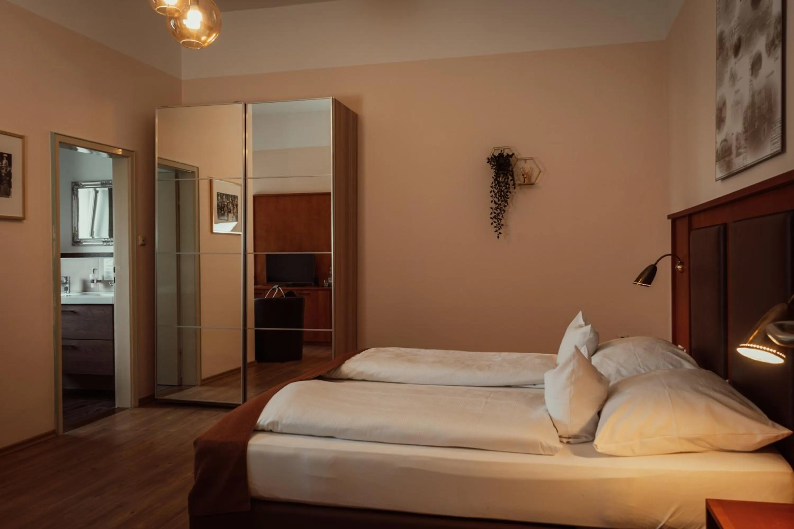 Photo of the whole room, Bed in Alpenstadthotels