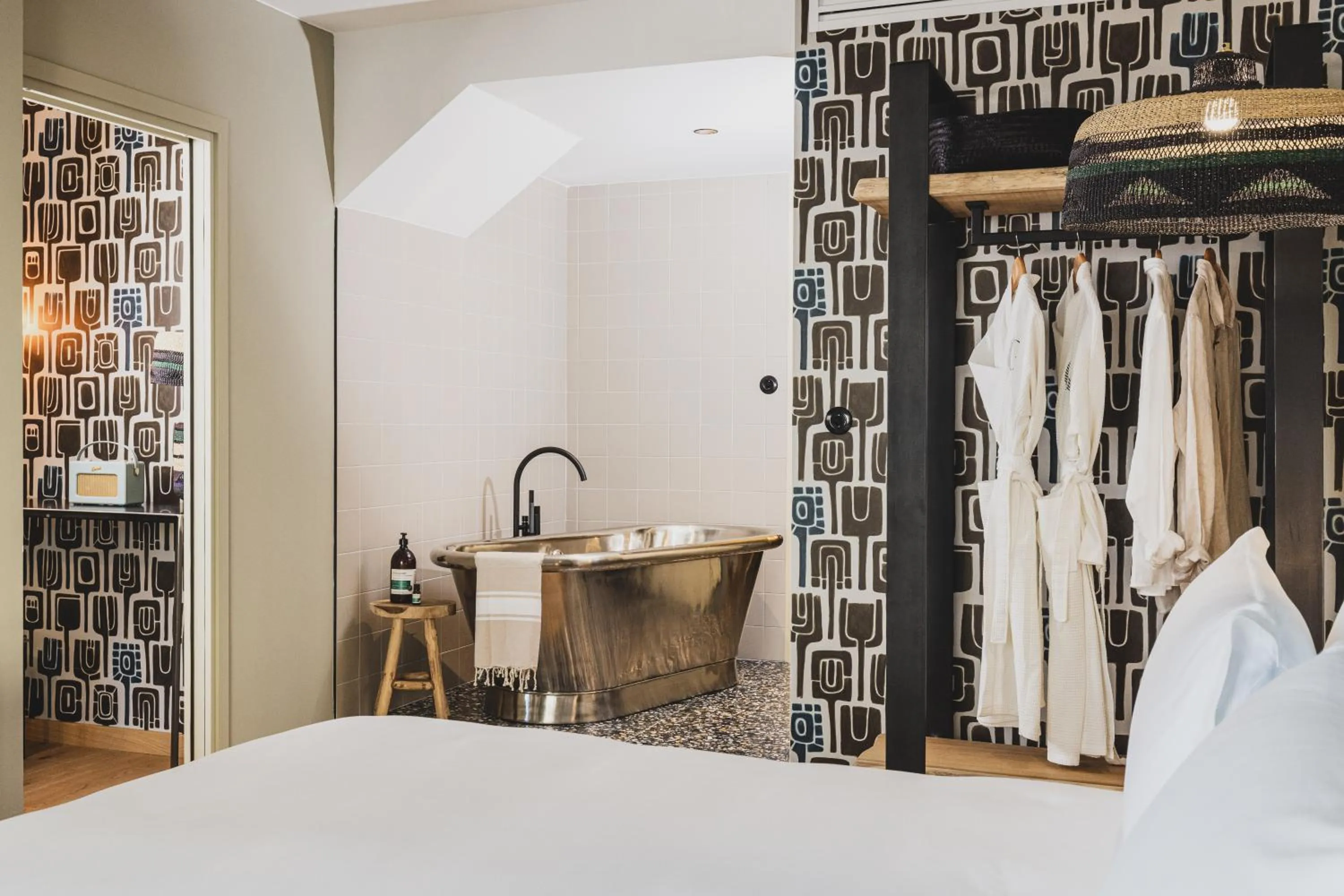 Bathroom, Bed in Le Garage Biarritz Hôtel