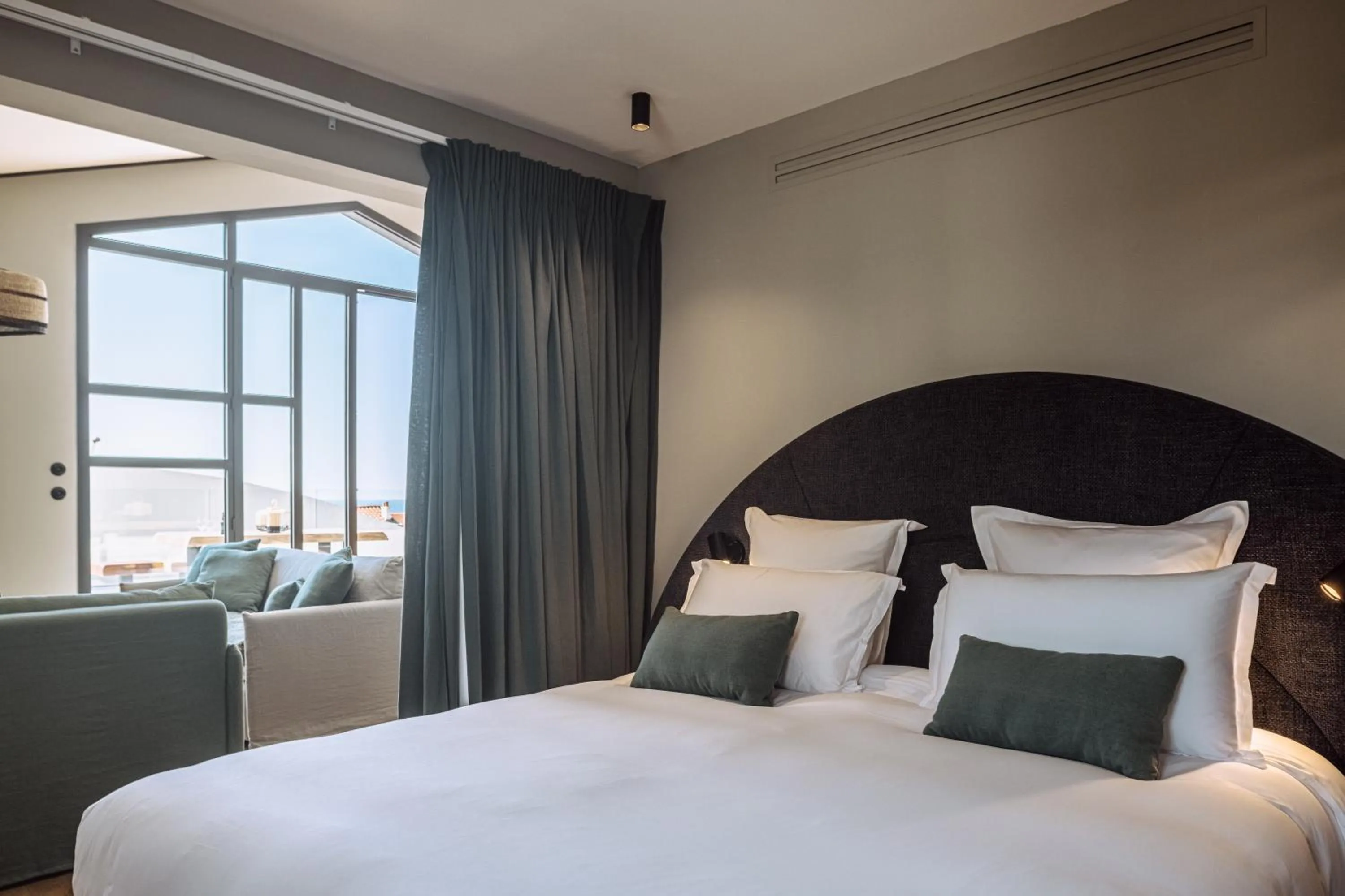 Bedroom, Bed in Le Garage Biarritz Hôtel