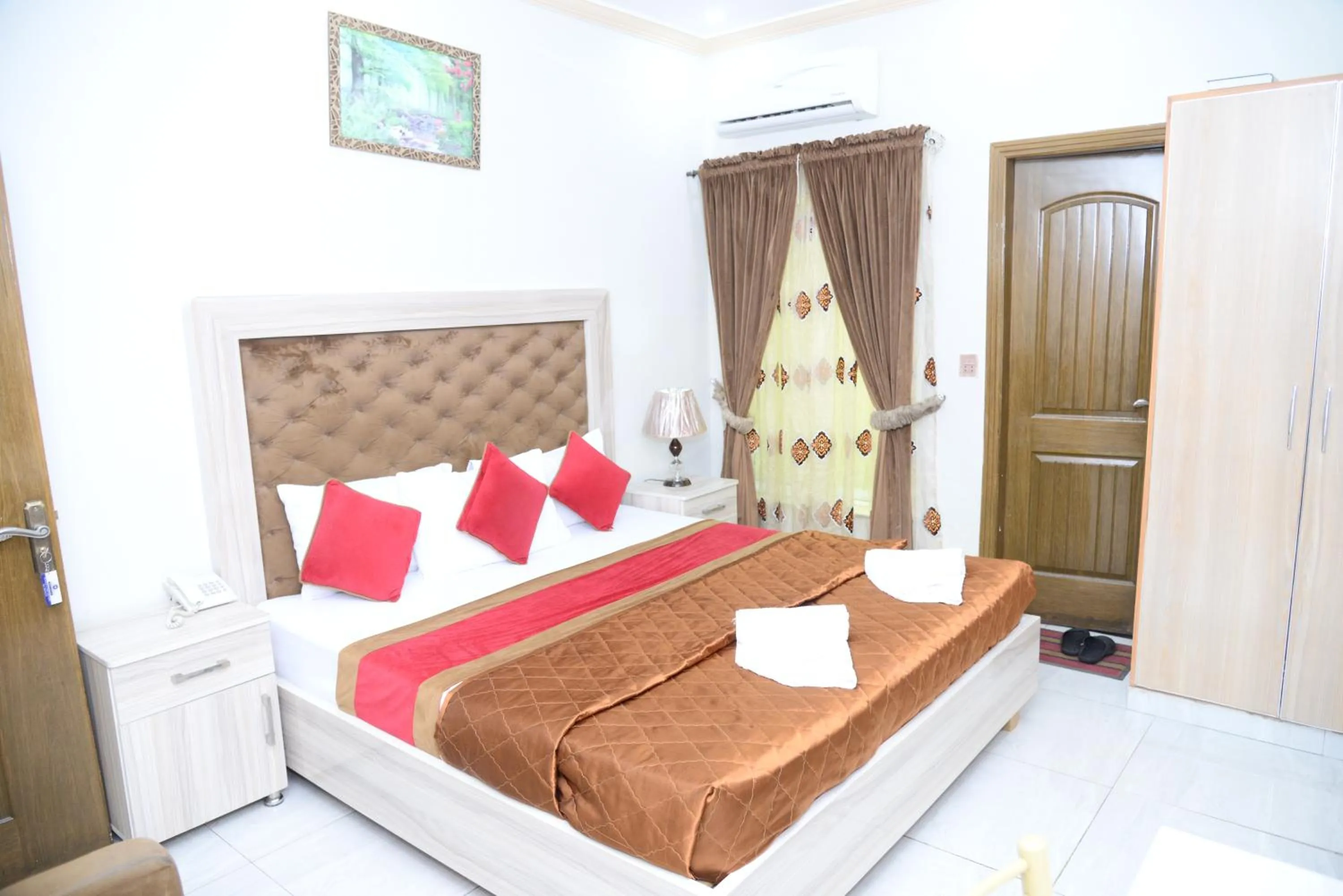 Bed in Hotel Deluxe Lahore