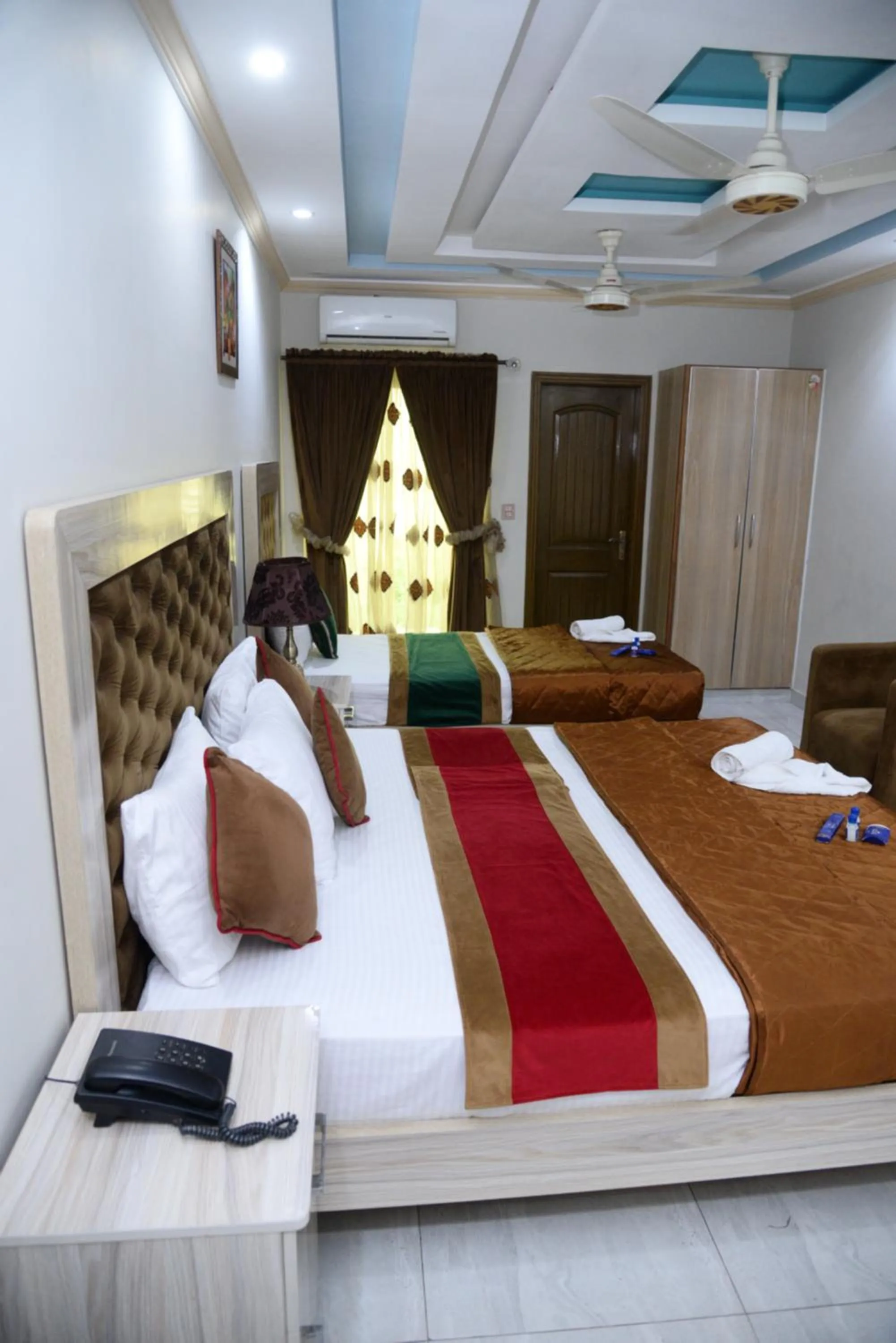 Bed in Hotel Deluxe Lahore