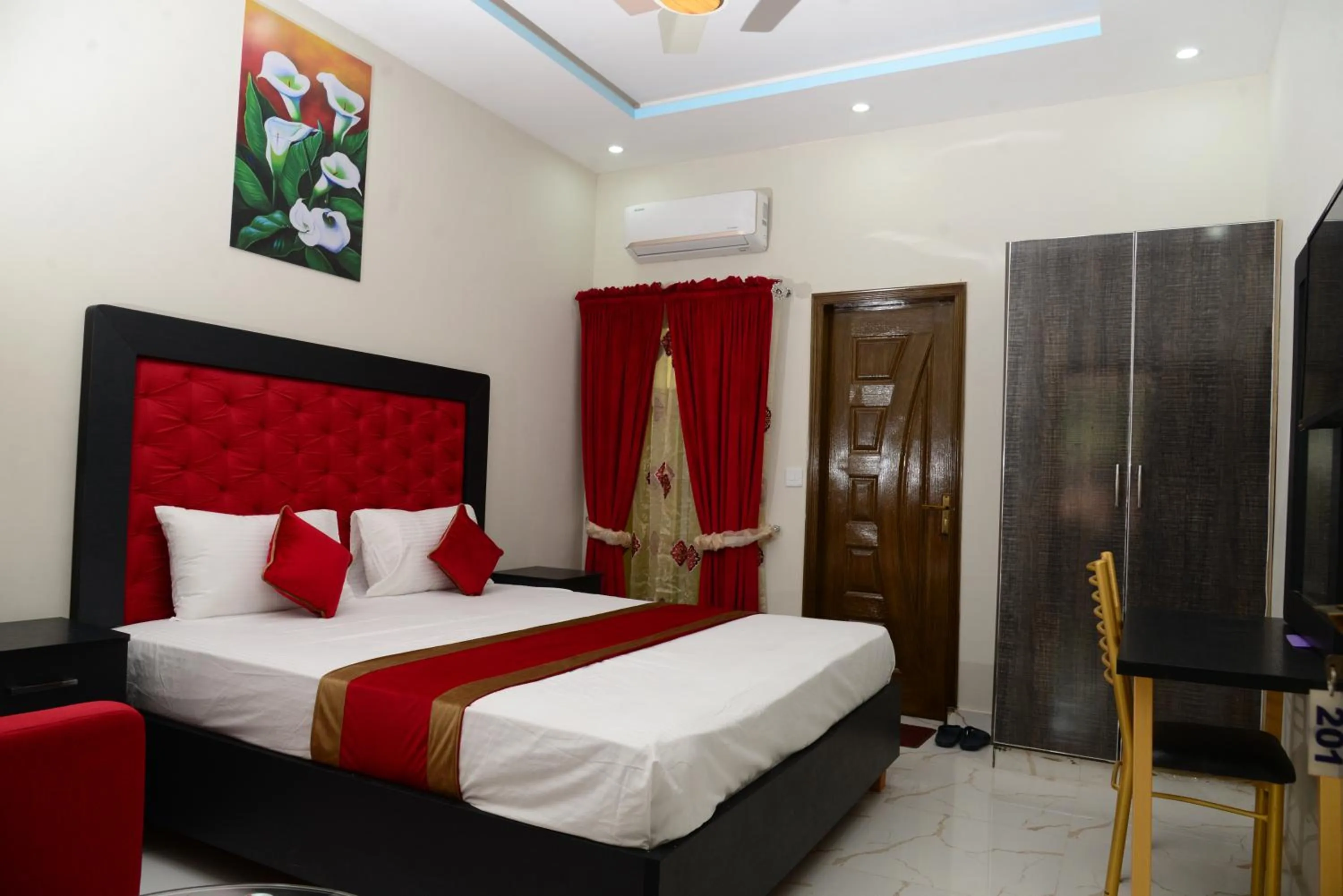 Bed in Hotel Deluxe Lahore