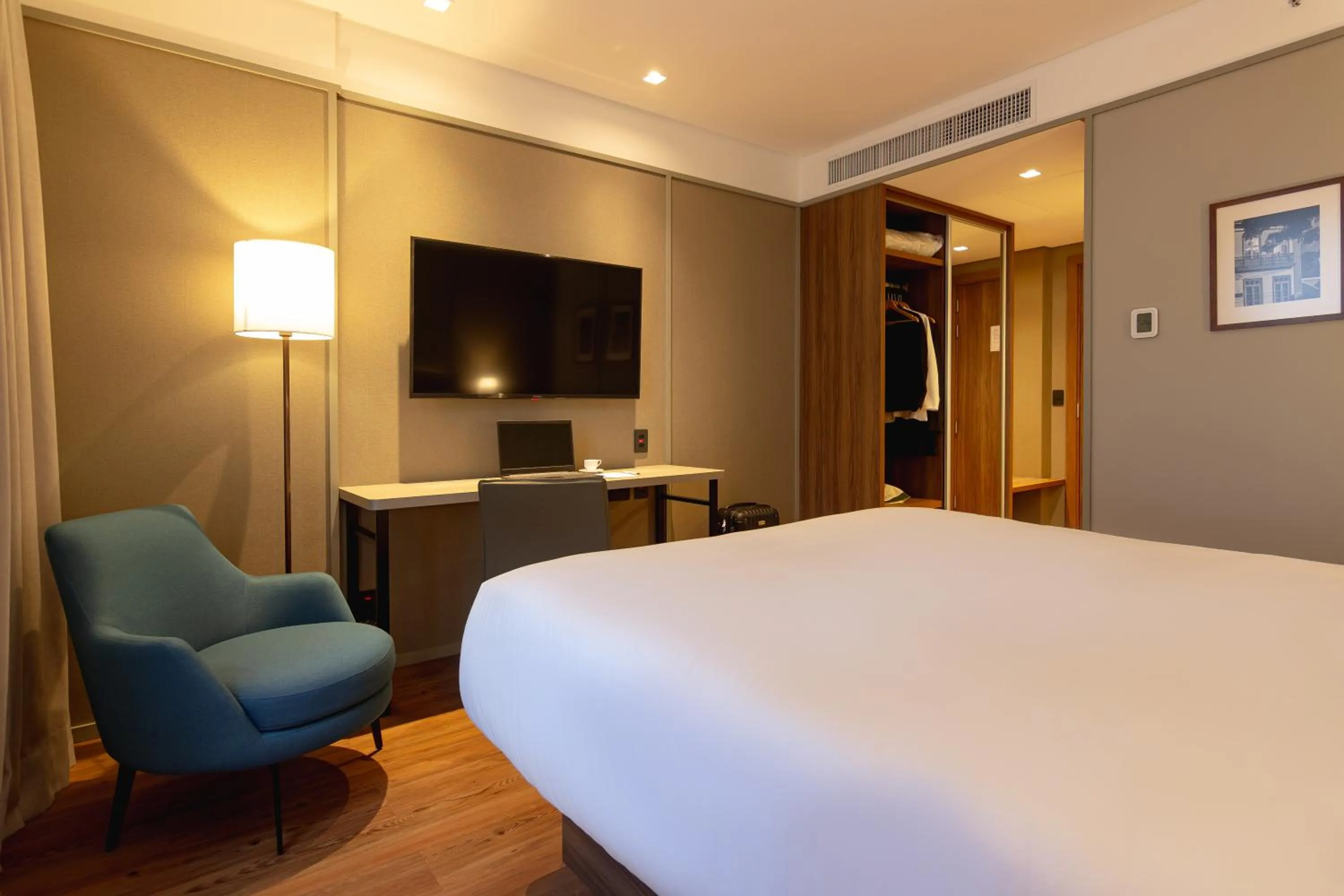 Communal lounge/ TV room, Bed in K-Platz Hotel