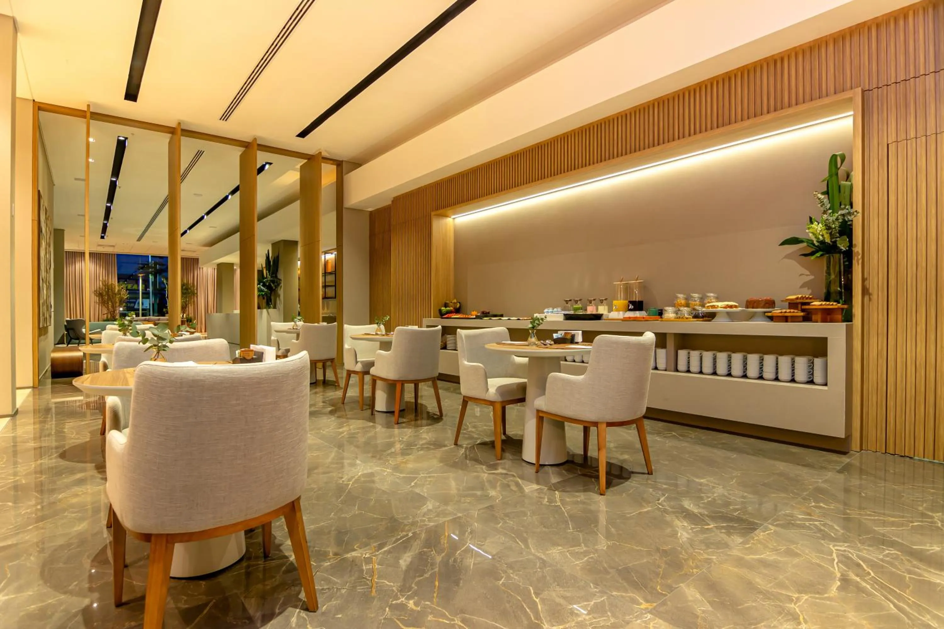 Restaurant/places to eat in K-Platz Hotel