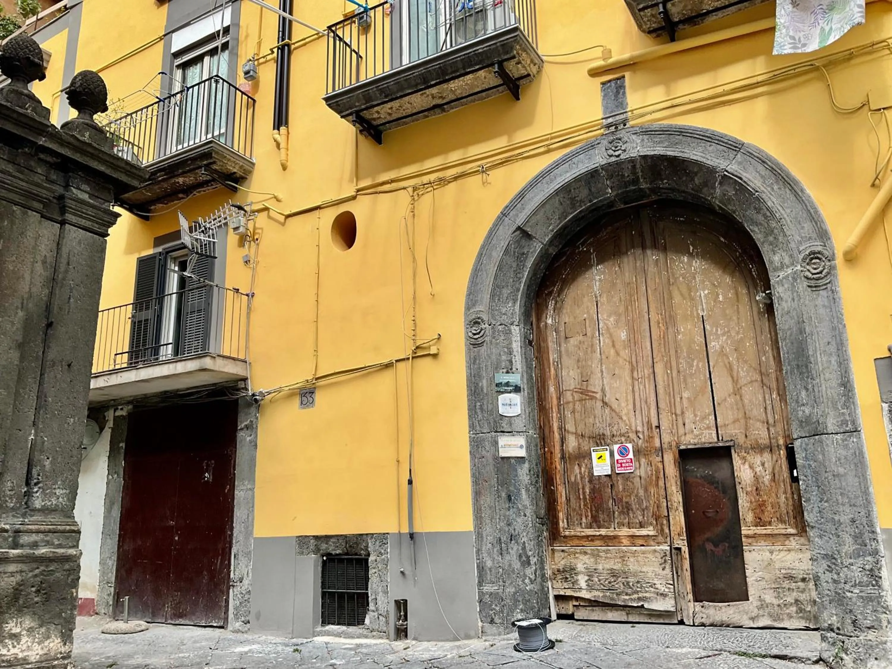 Facade/entrance in 'A Room de' Scugnizzi