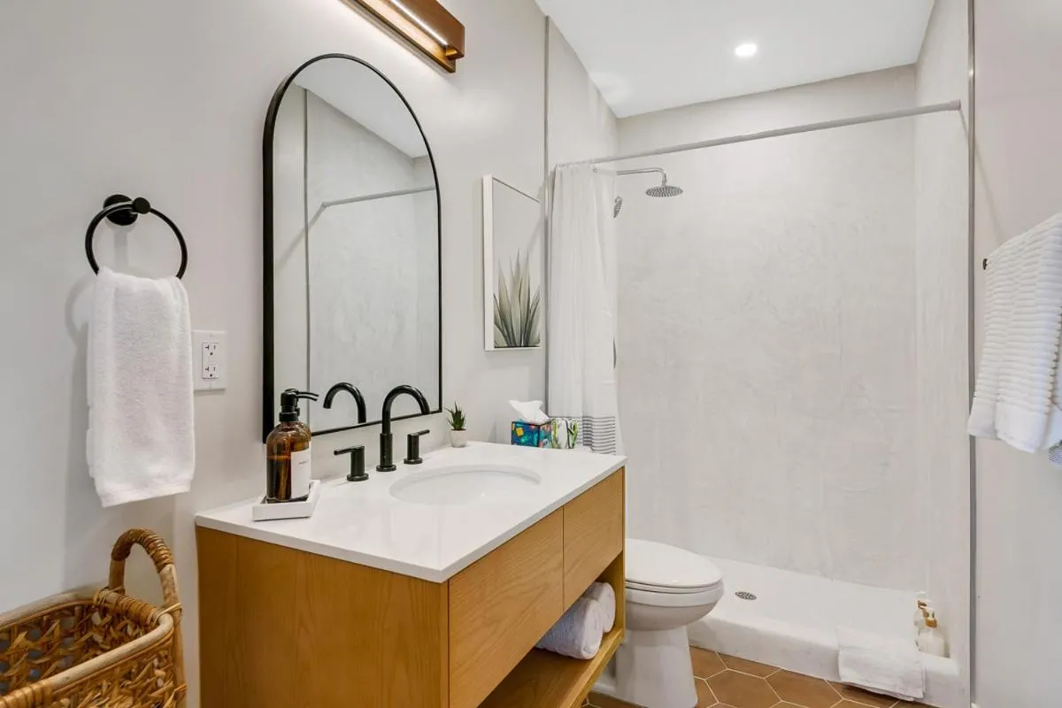 Shower in The Good House- Hot Spring Hideaway
