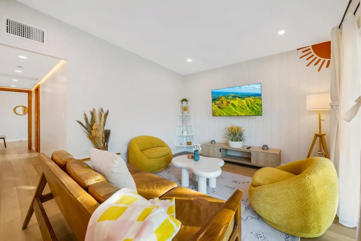 TV and multimedia in The Good House- Hot Spring Hideaway