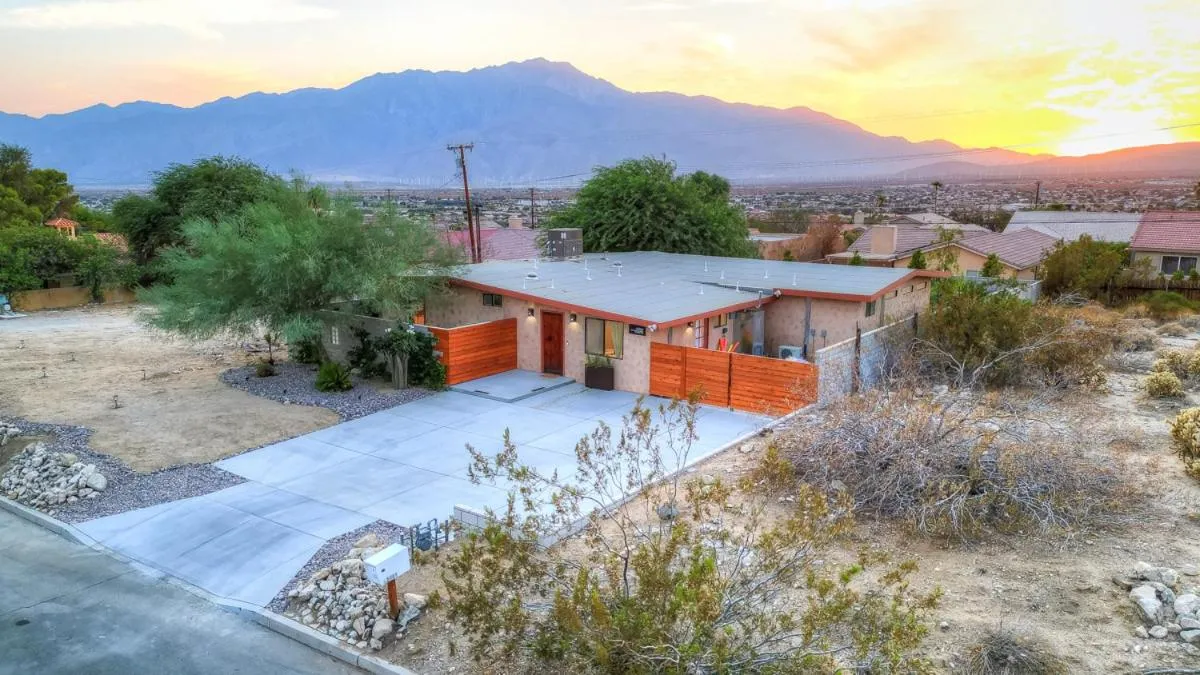 The Good House- Hot Spring Hideaway