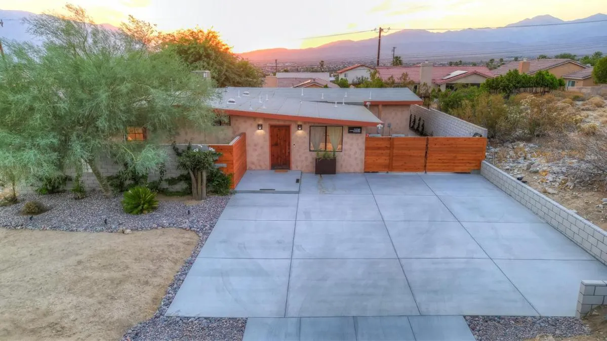 The Good House- Hot Spring Hideaway