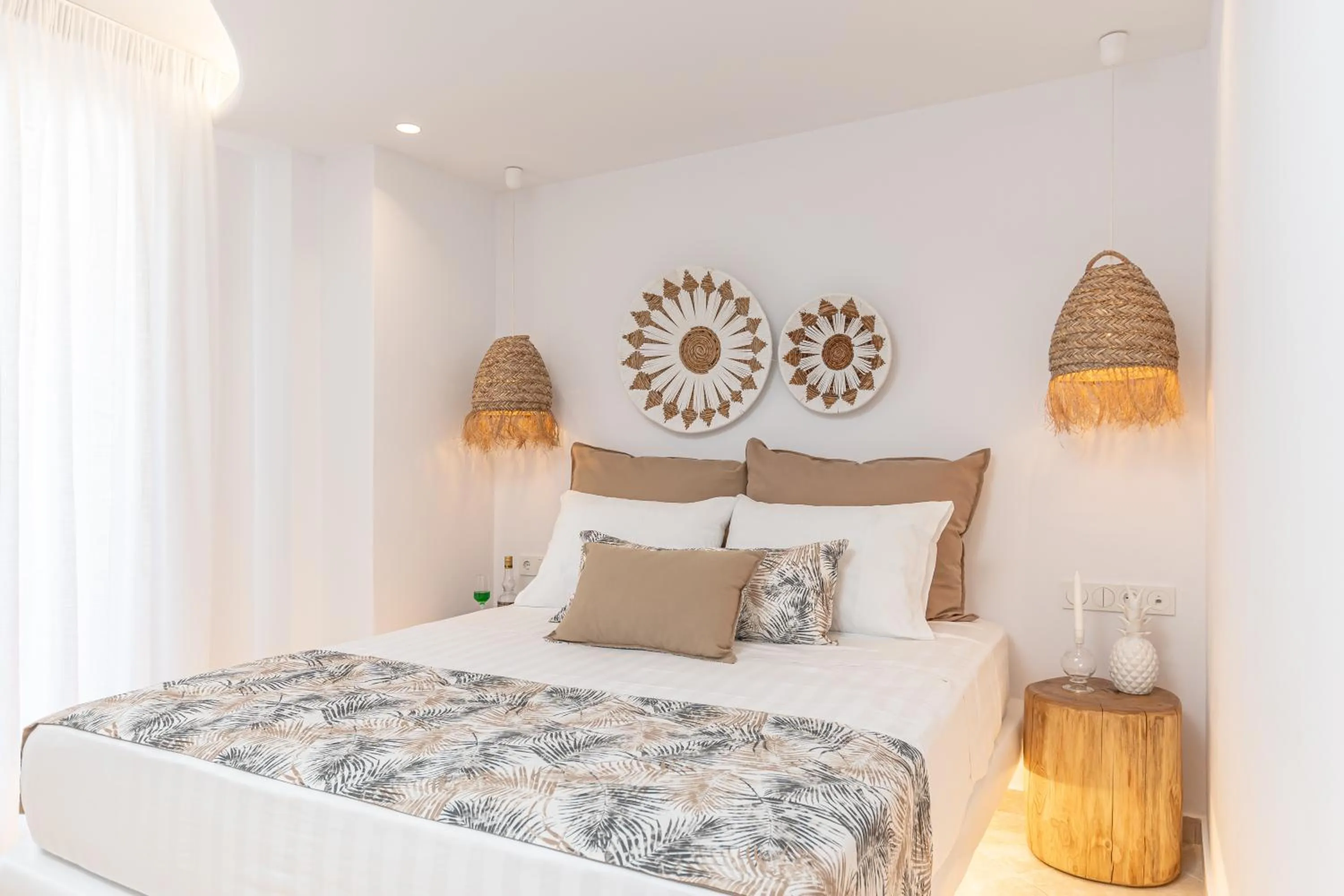 Restaurant/places to eat, Bed in Almiriki Naxos Beachside Living