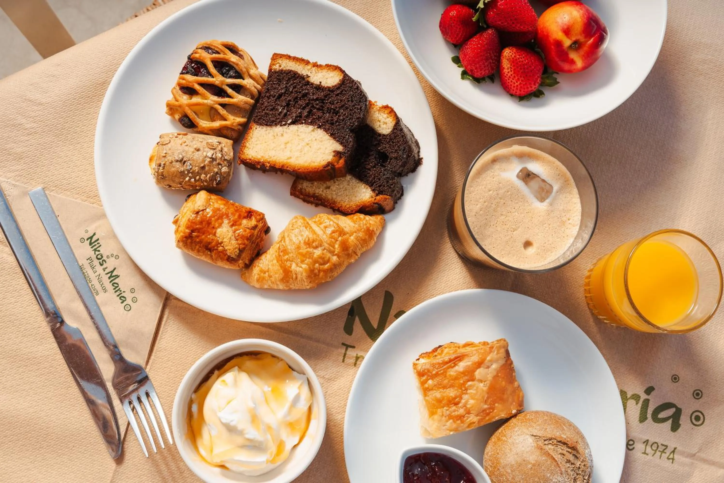 Food and drinks in Almiriki Naxos Beachside Living