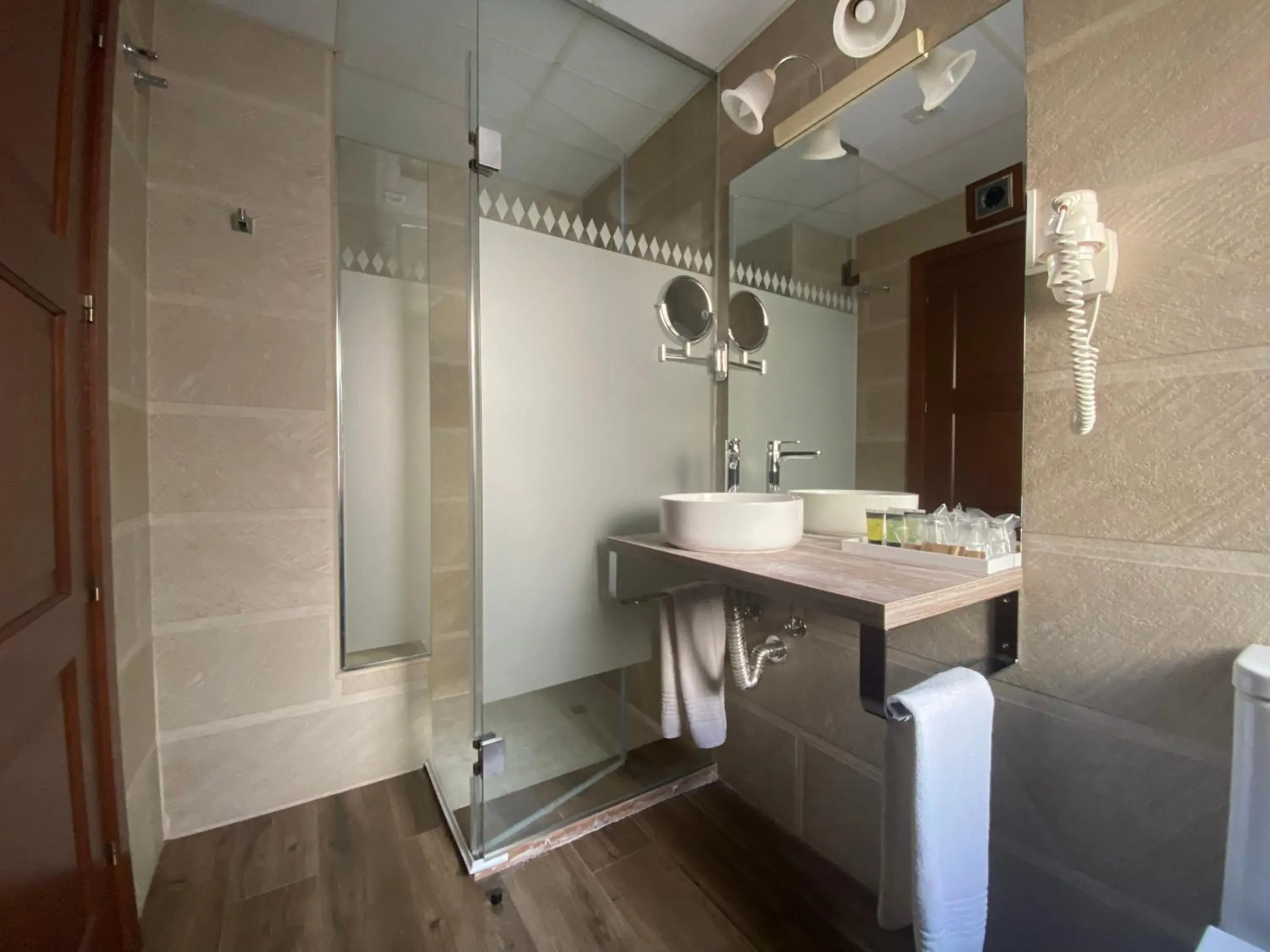 Queen Room - single occupancy - Disability Access in Hotel Rural El Lagar de Nemesio Queen Room - single occupancy - Disability Access in Hotel Rural El Lagar de Nemesio