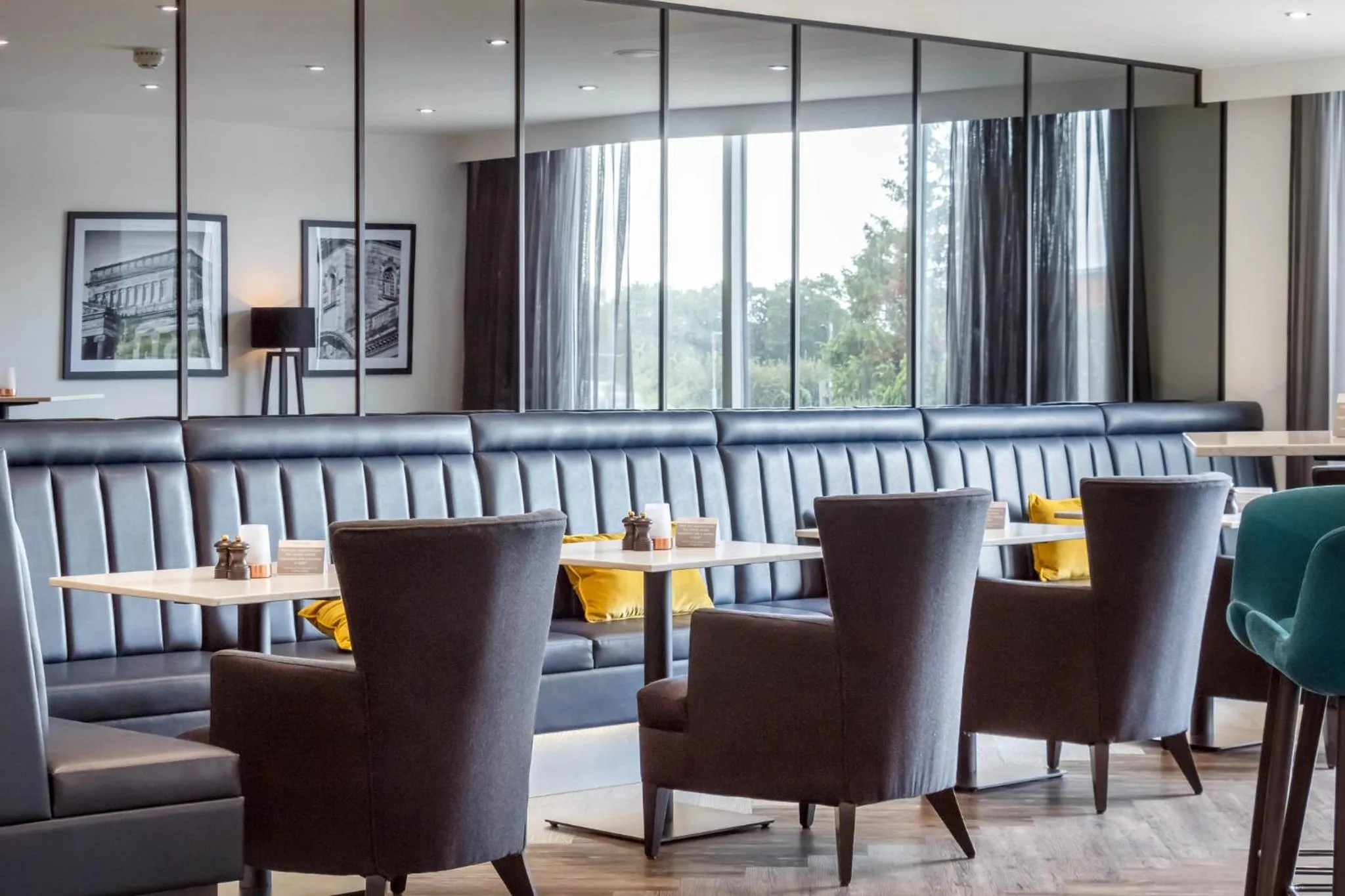 Lounge or bar in Garner Hotel Preston Samlesbury by IHG