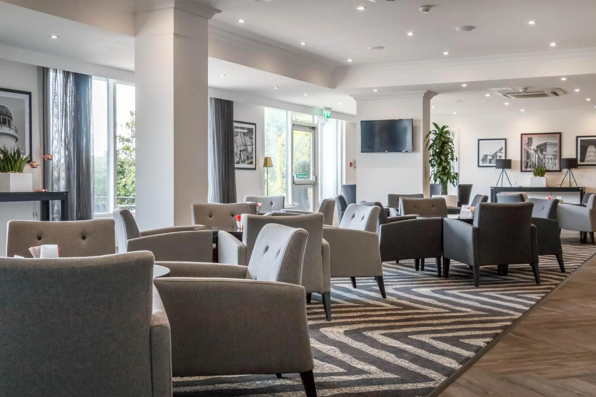 Lounge or bar in Garner Hotel Preston Samlesbury by IHG
