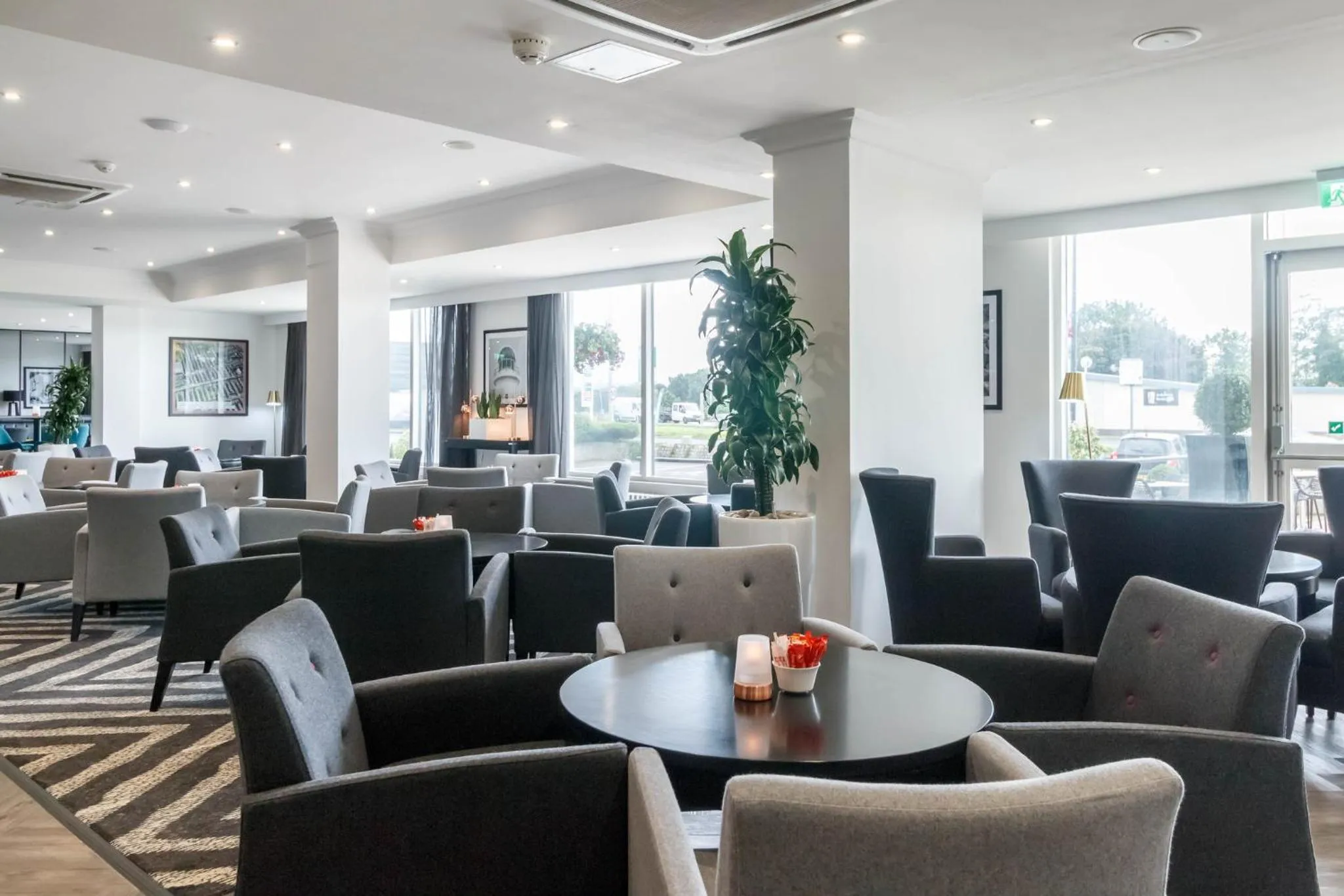 Lounge or bar in Garner Hotel Preston Samlesbury by IHG