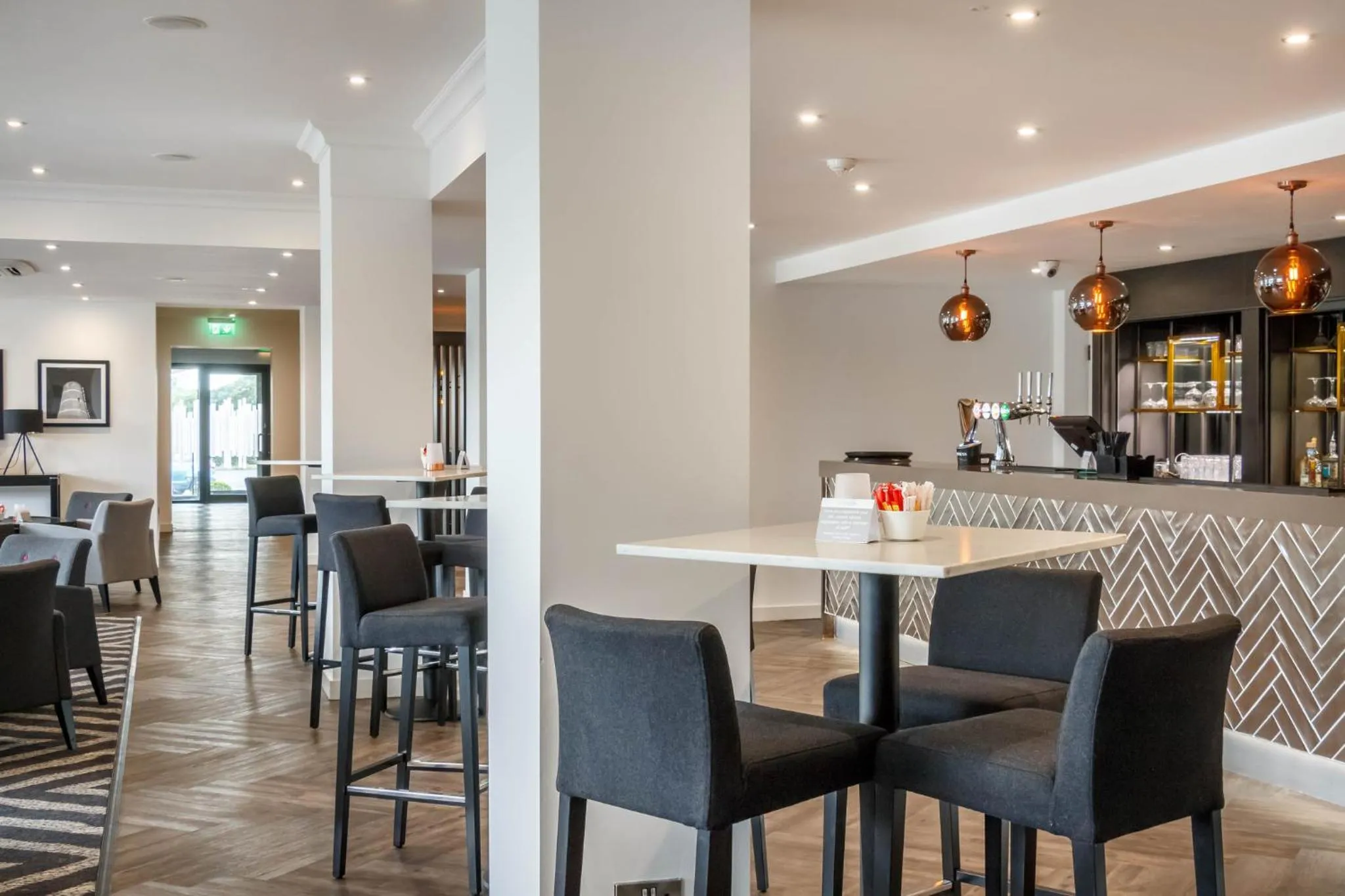 Lounge or bar in Garner Hotel Preston Samlesbury by IHG