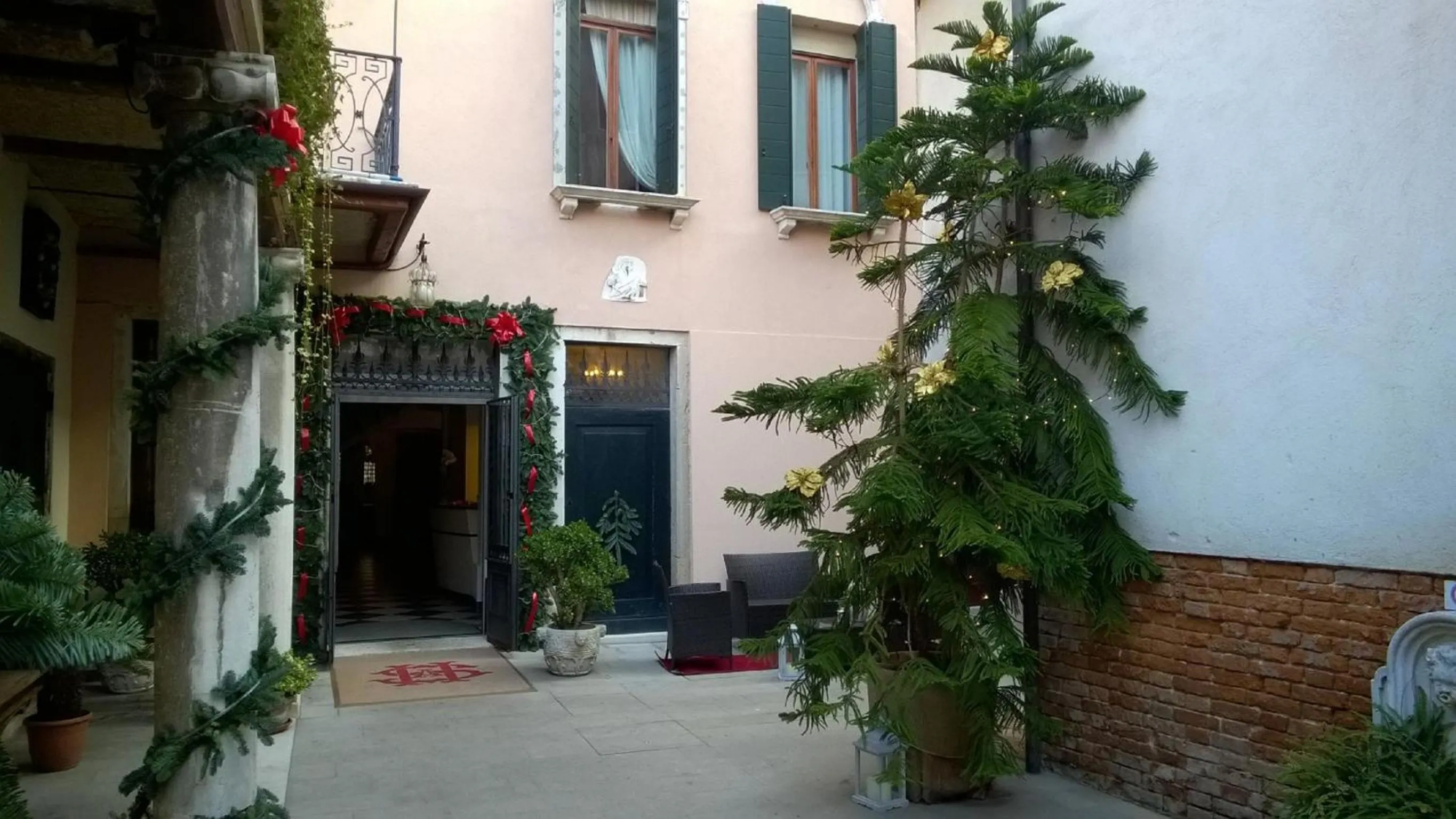 Facade/entrance in Hotel Sant'Antonin