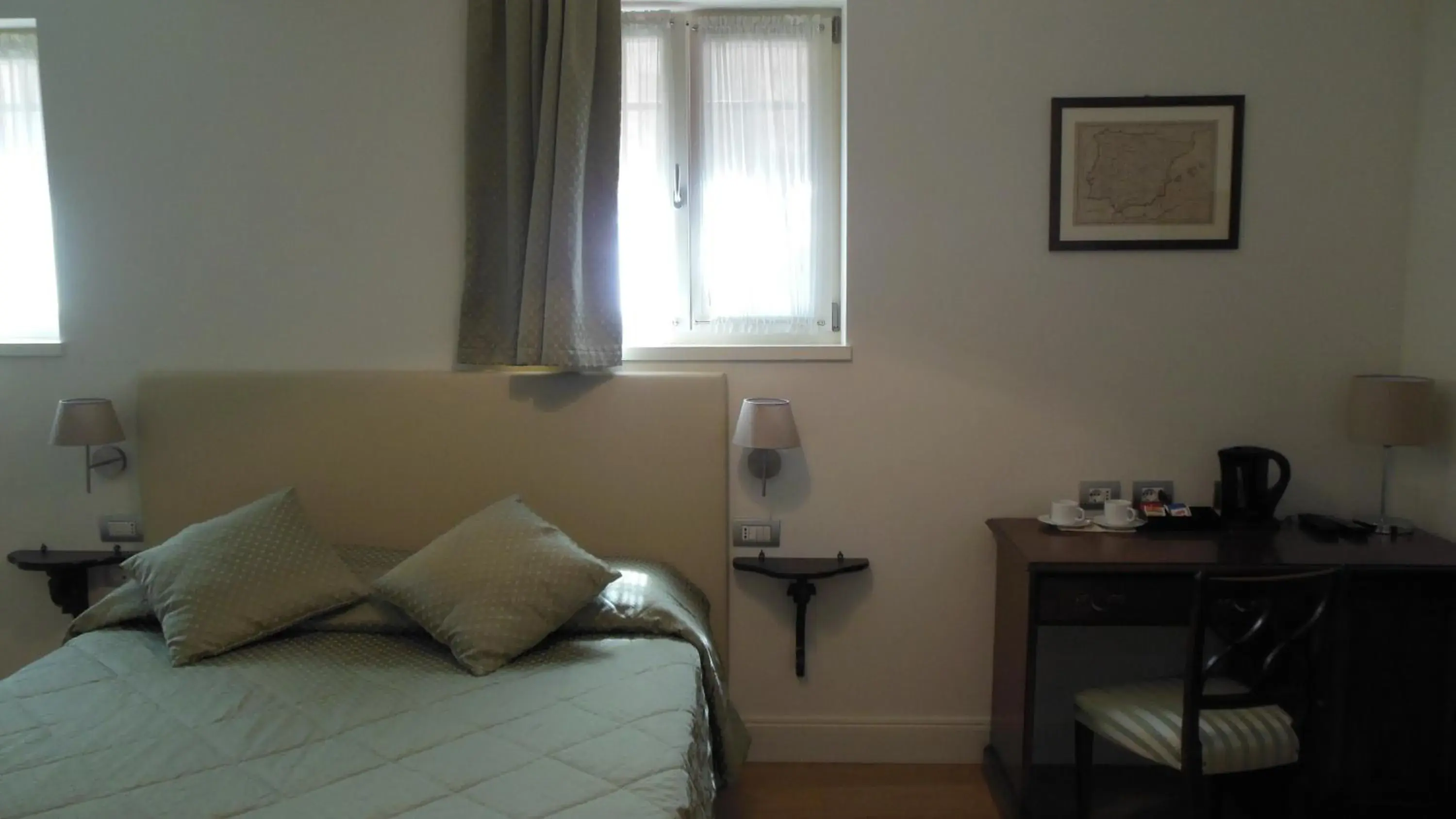 Coffee/tea facilities, Bed in Hotel Sant'Antonin Coffee/tea facilities, Bed in Hotel Sant'Antonin