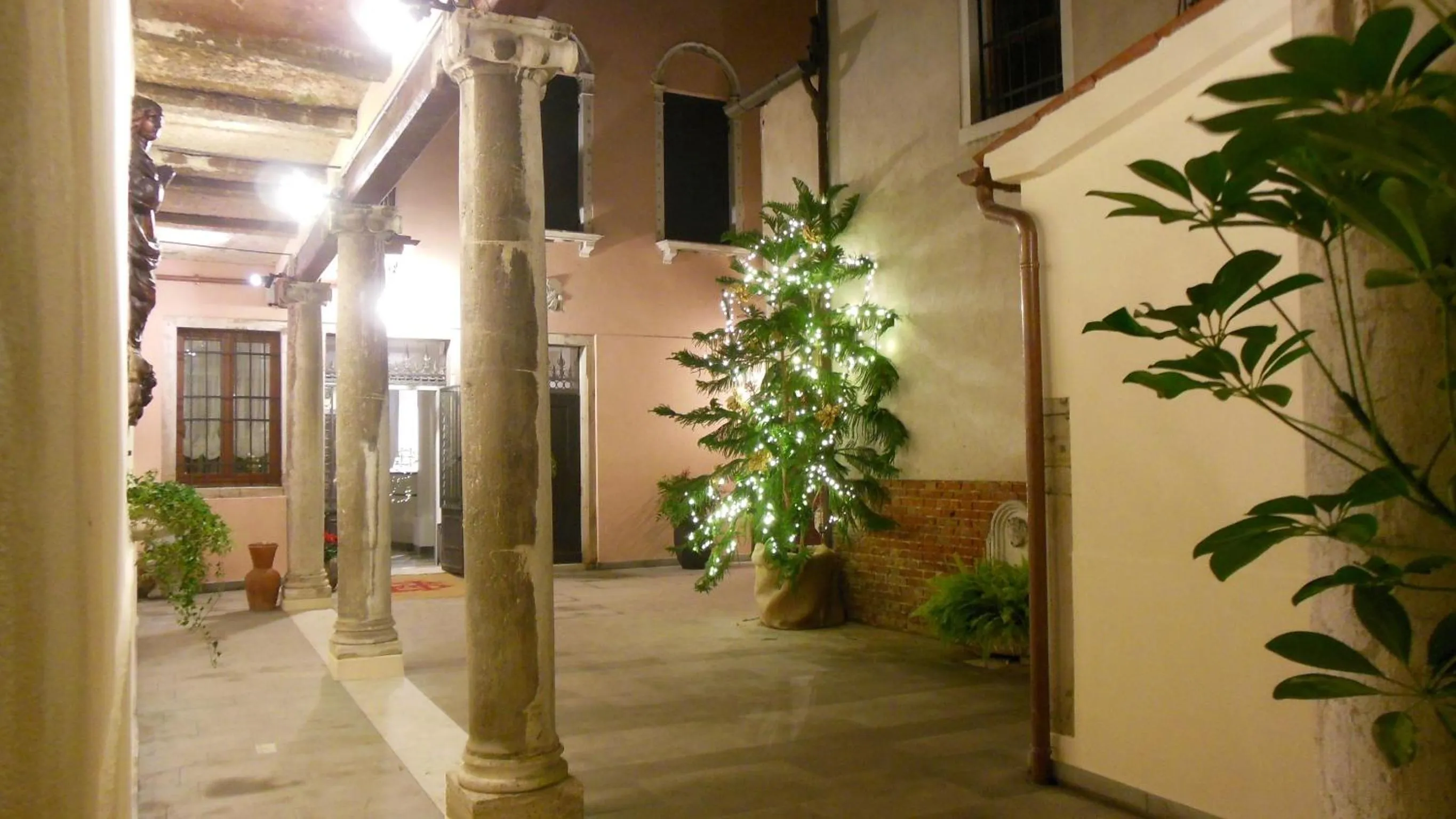 Facade/entrance in Hotel Sant'Antonin