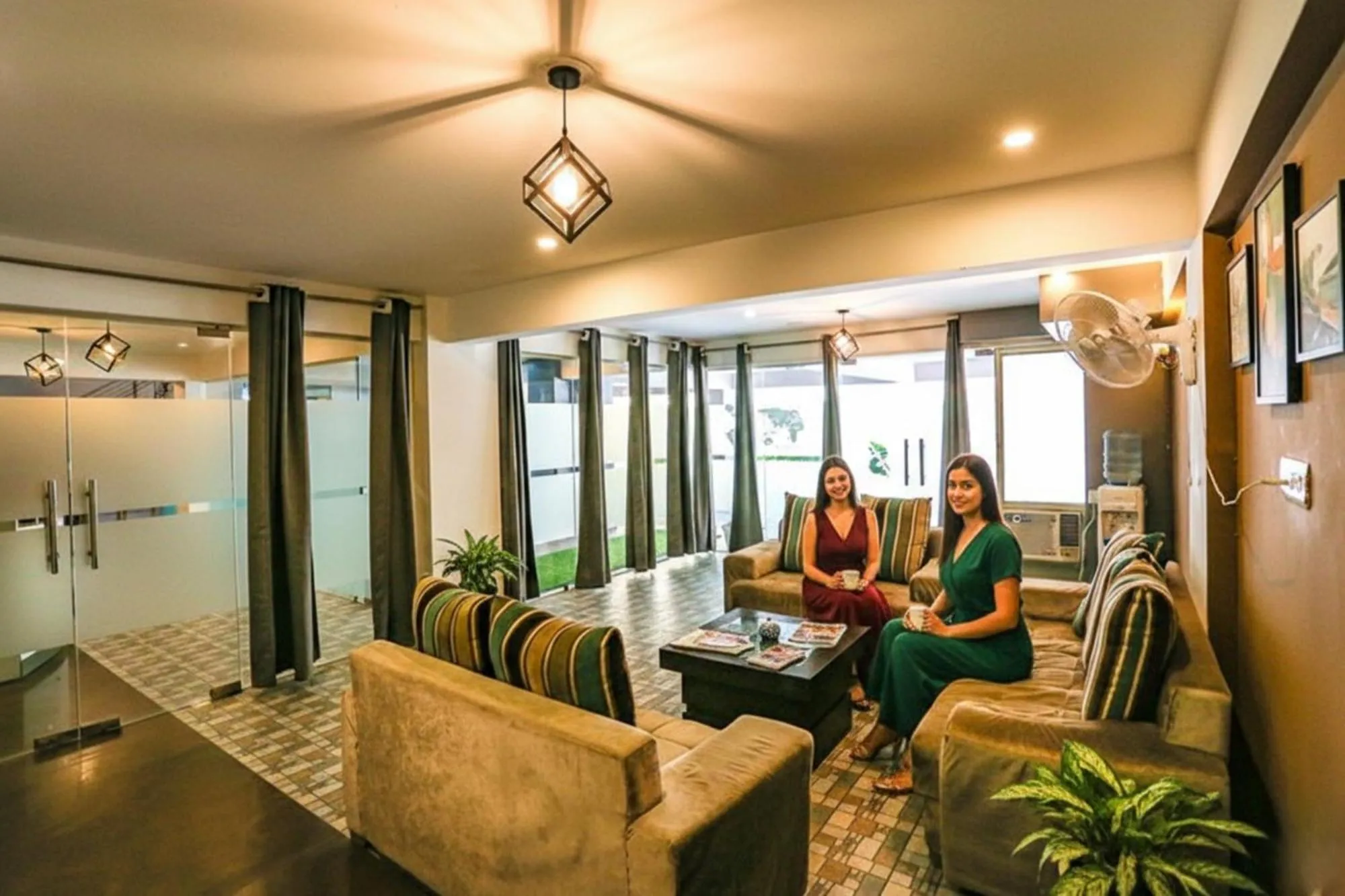 Seating area in FabHotel Sky Rise Inn Near Medanta- The Medicity Hospital, Gurugram