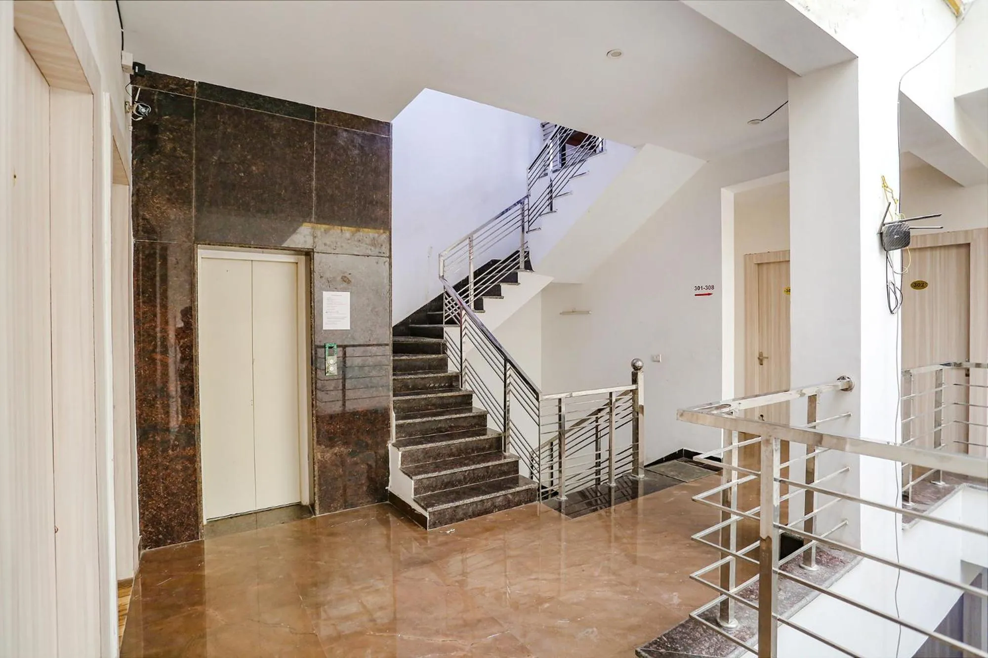 Lobby or reception in FabHotel Sky Rise Inn Near Medanta- The Medicity Hospital, Gurugram