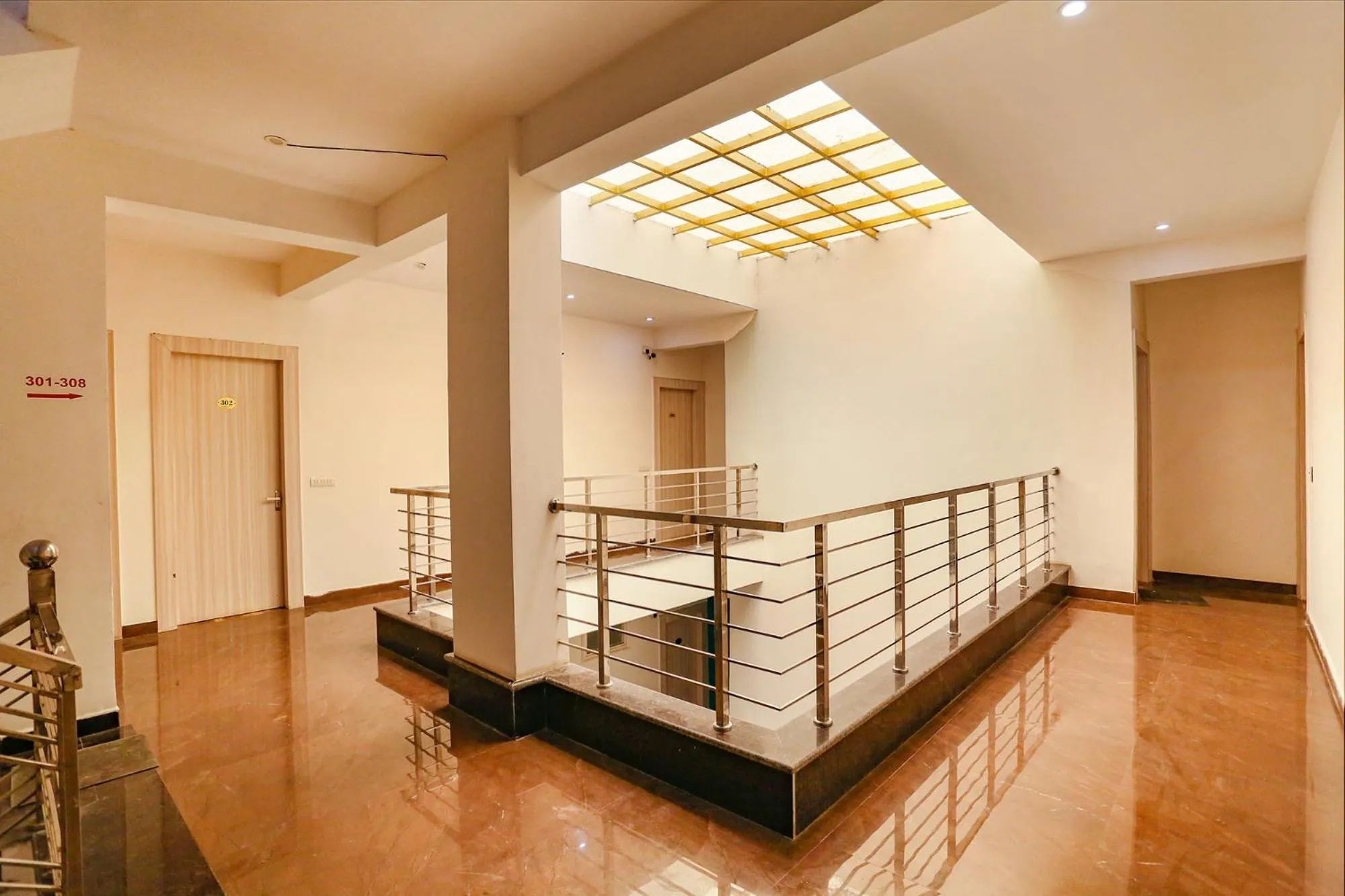 Lobby or reception, Bed in FabHotel Sky Rise Inn Near Medanta- The Medicity Hospital, Gurugram