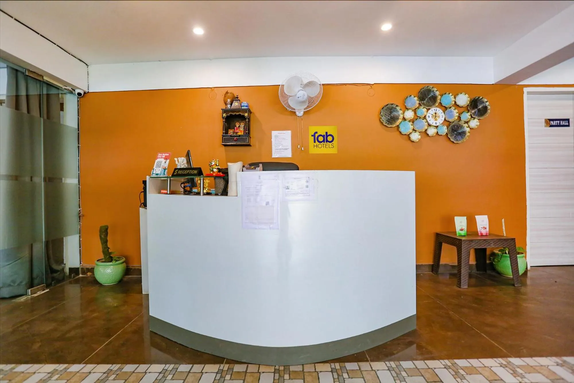 Lobby or reception in FabHotel Sky Rise Inn Near Medanta- The Medicity Hospital, Gurugram