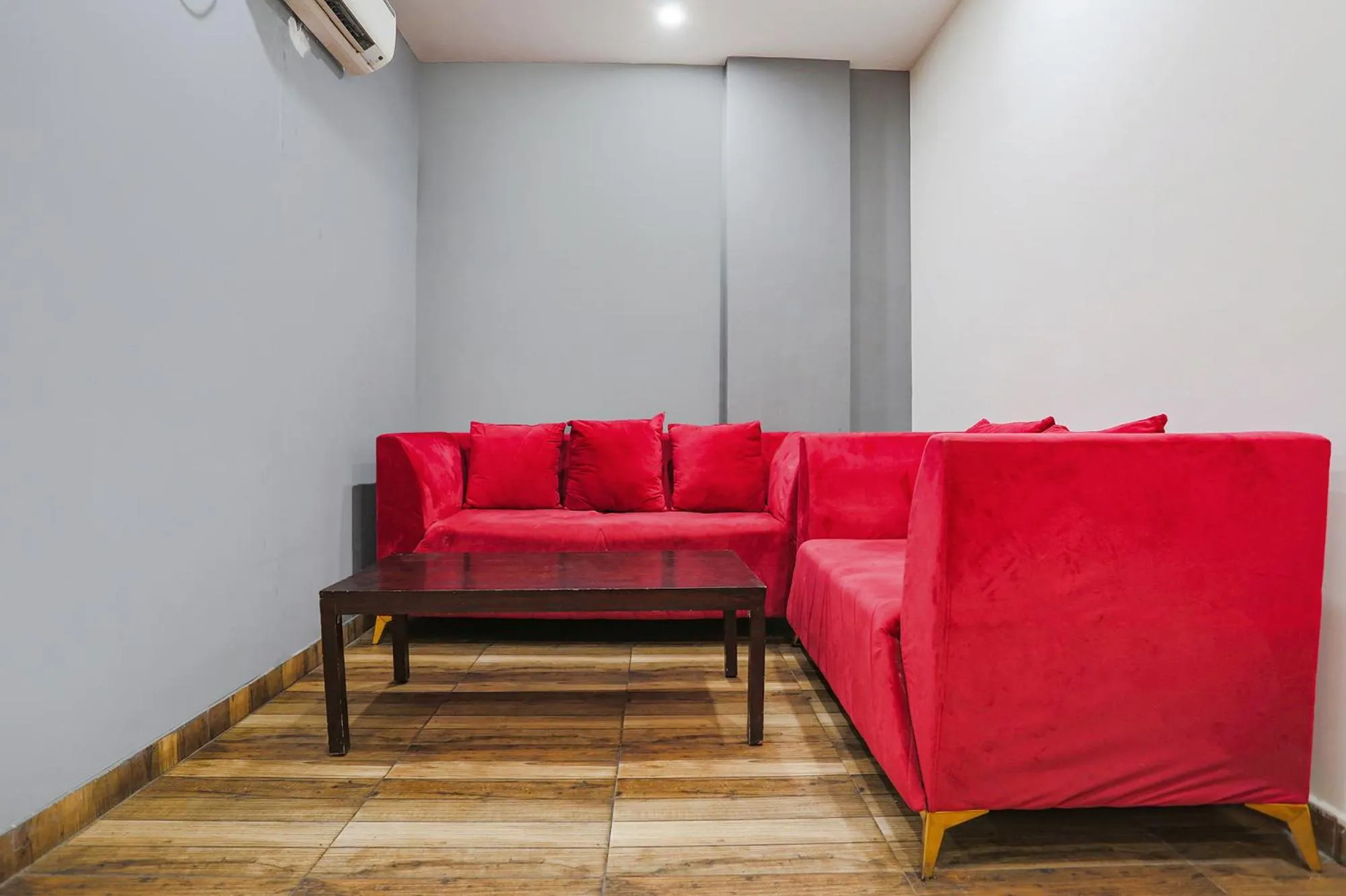 Seating area in FabHotel Sky Rise Inn Near Medanta- The Medicity Hospital, Gurugram