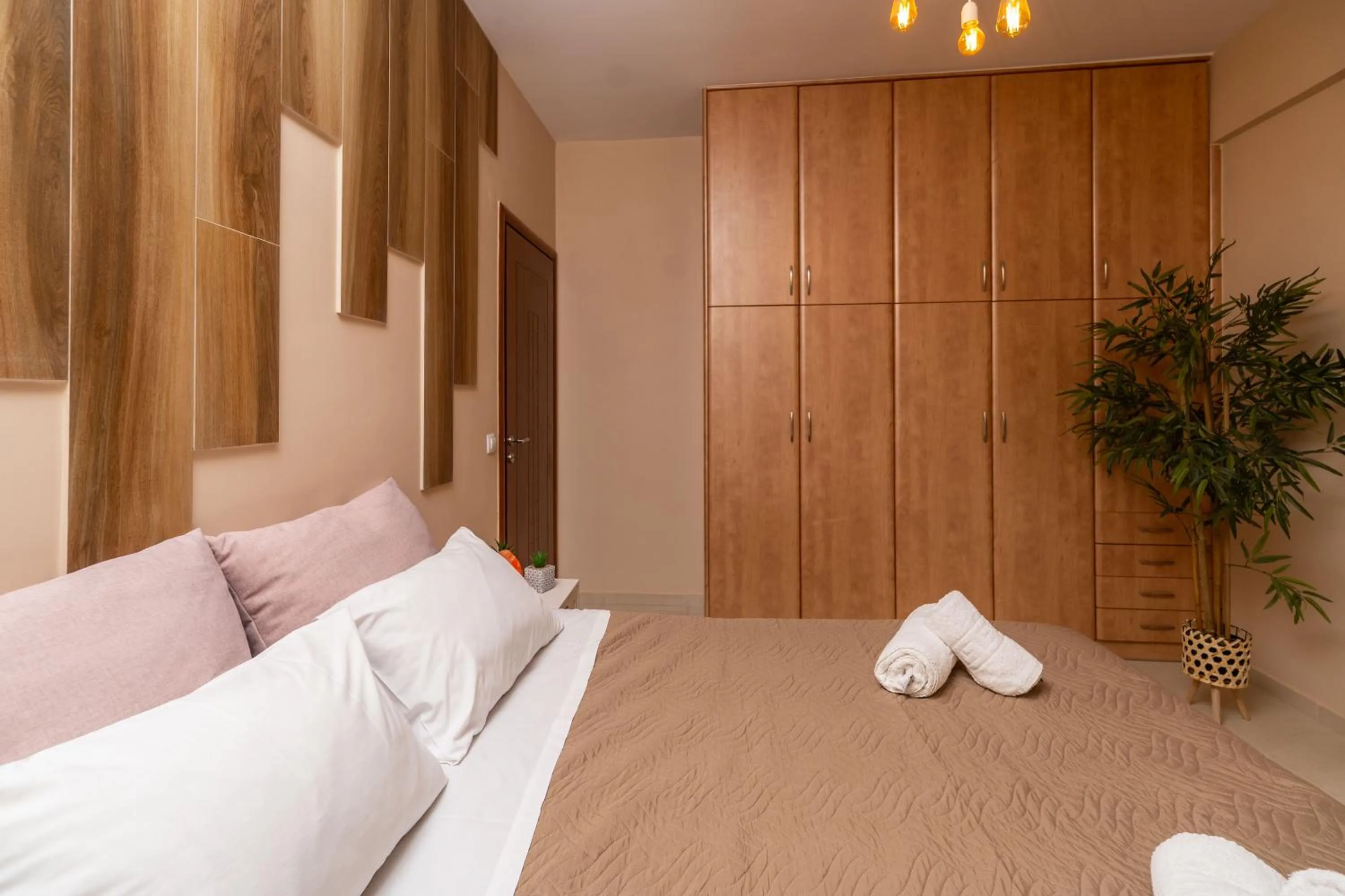 Bed in Semiso Beach Suites