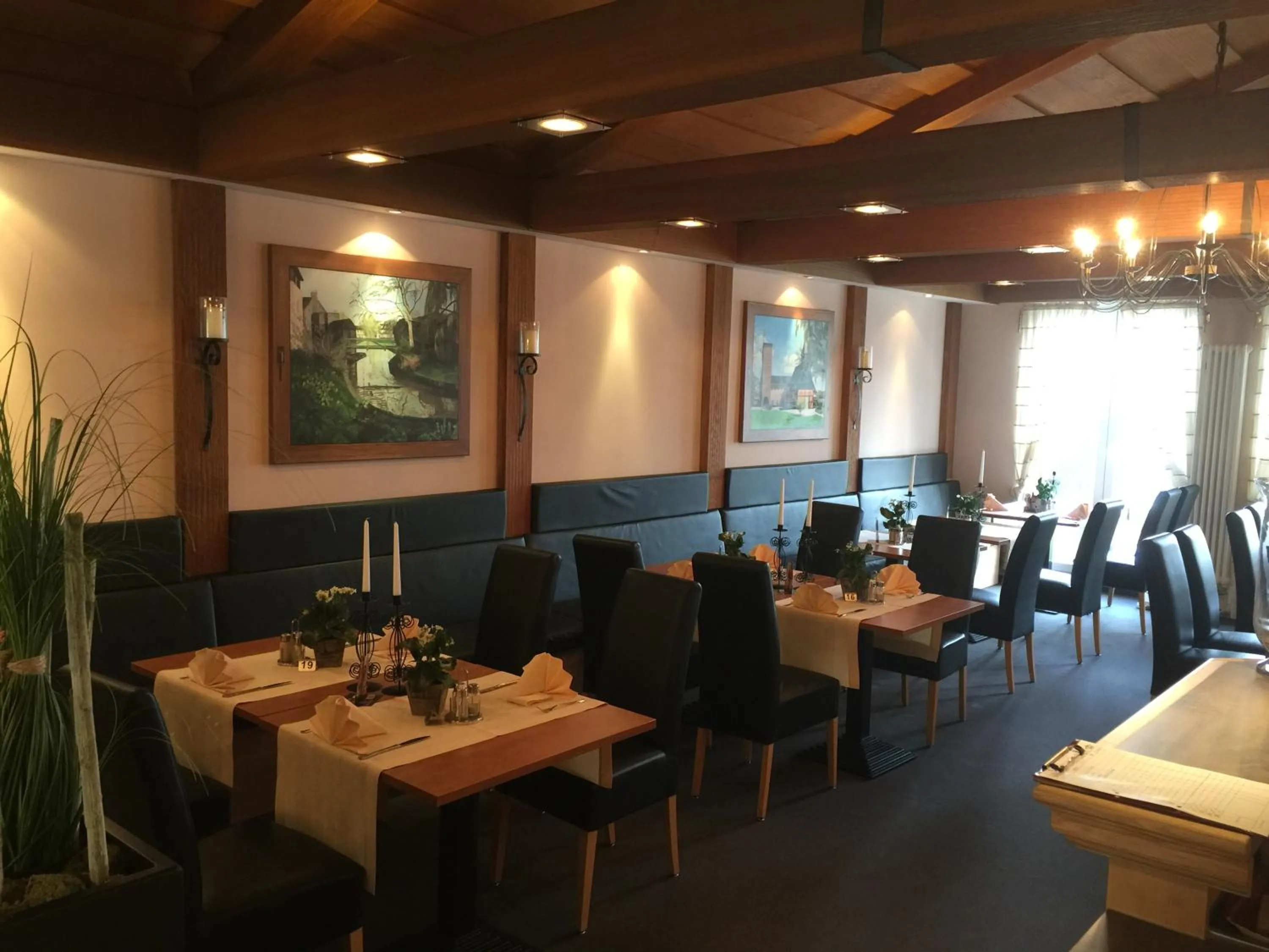 Restaurant/Places to Eat in Frick's Hotel