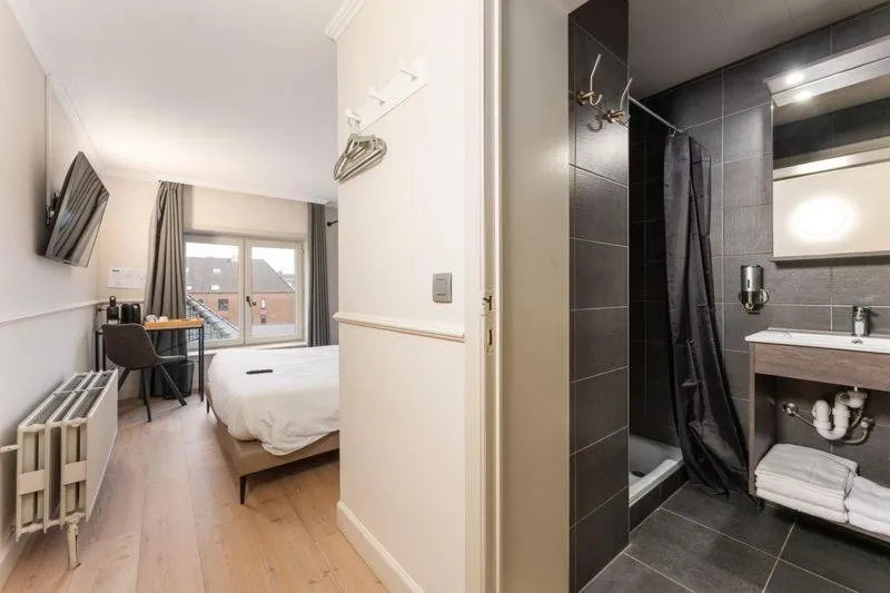 Photo of the whole room, Bed in Hotel karel de stoute