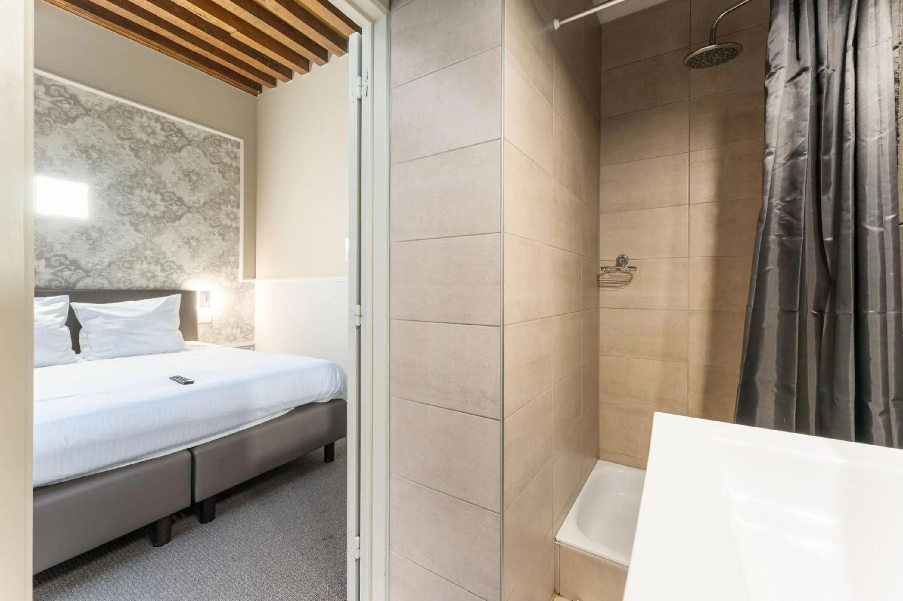 Photo of the whole room, Bed in Hotel karel de stoute