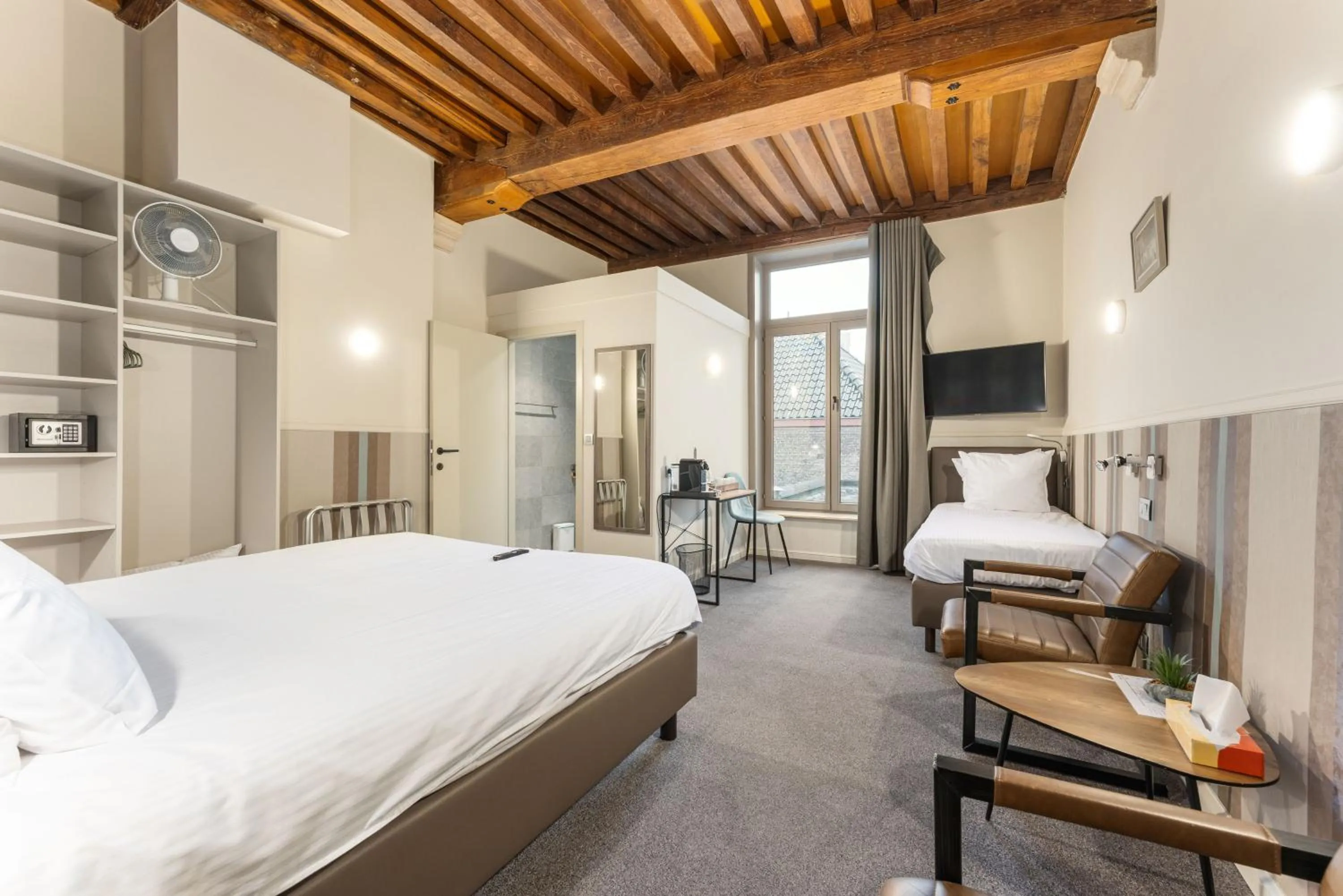 Photo of the whole room, Bed in Hotel karel de stoute