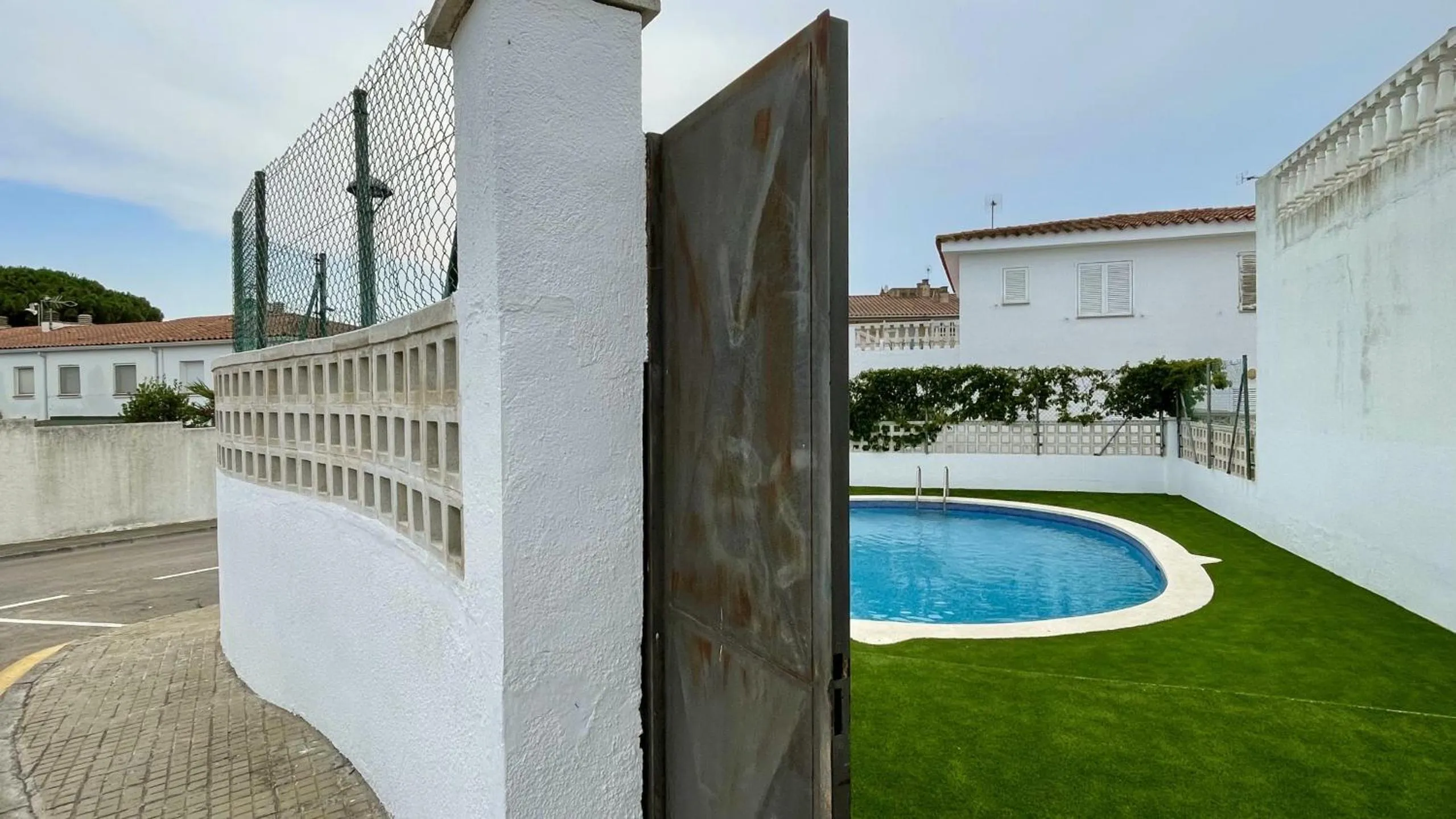 Swimming pool in La Vinya 02