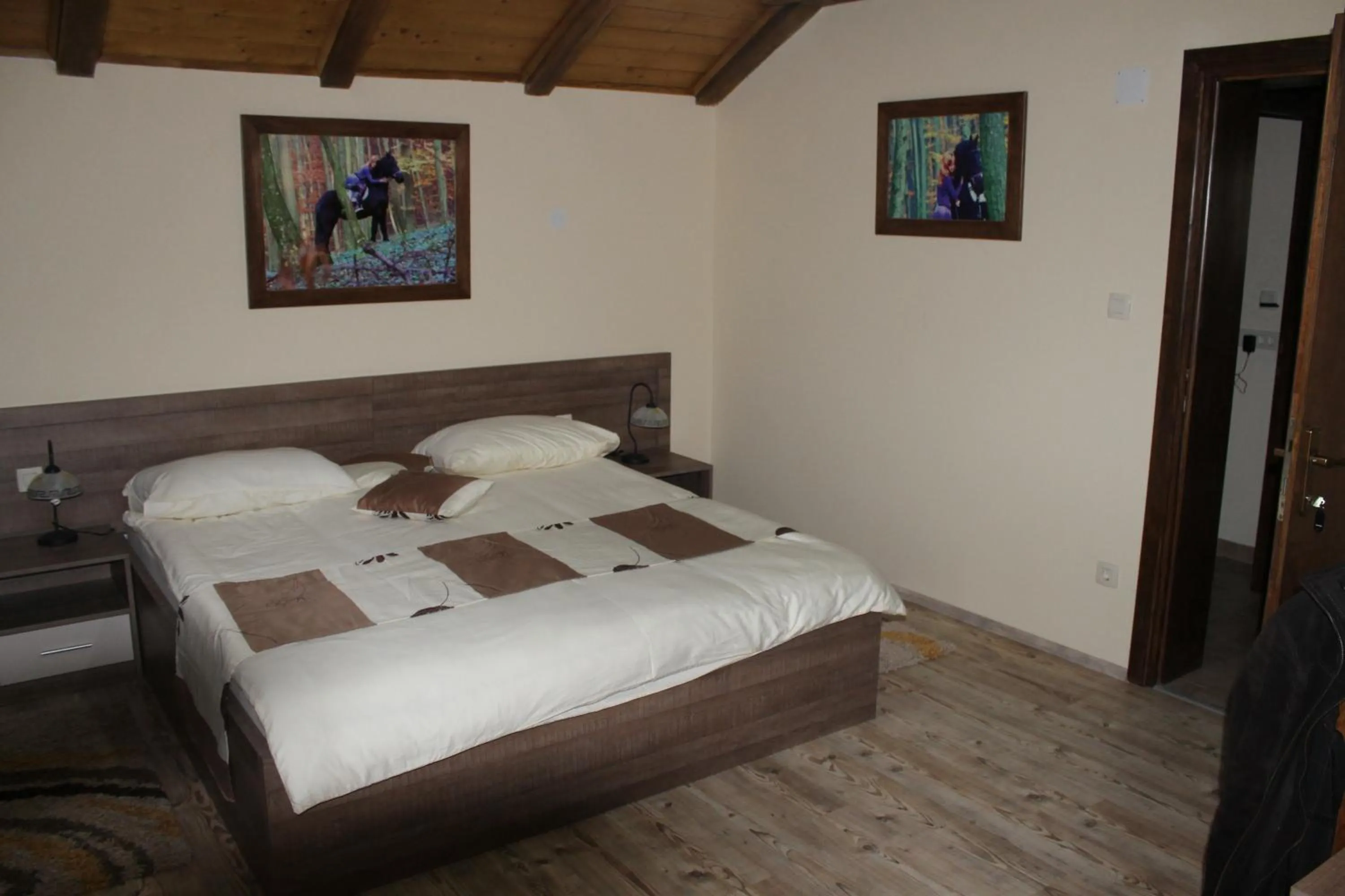 Bedroom, Bed in Rooms & Apartment Vinia