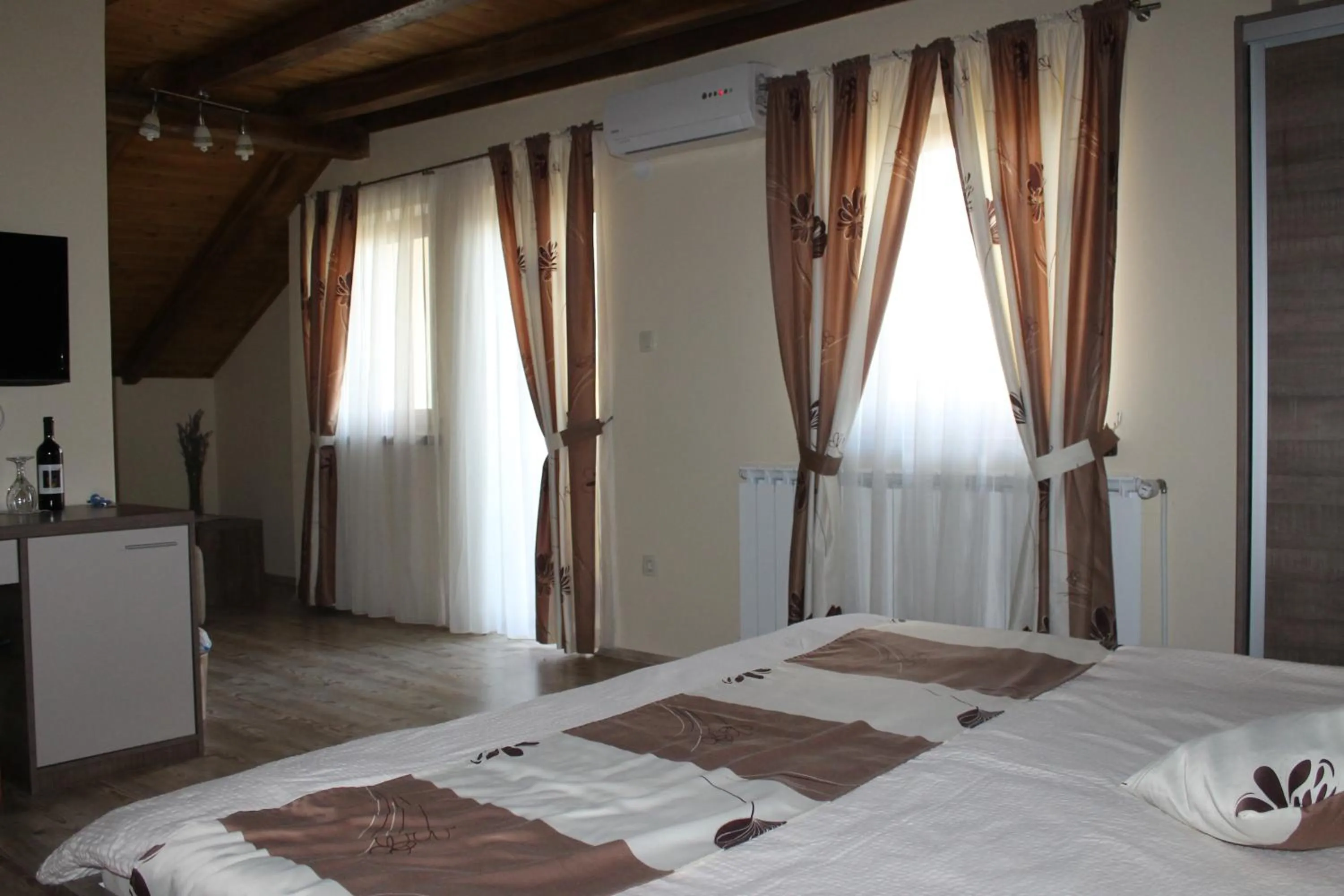 Bedroom, Bed in Rooms & Apartment Vinia